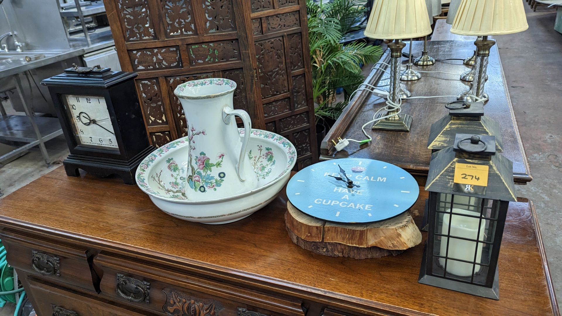 Quantity of decorative items comprising large table/mantle clock, large bowl with matching jug, smal - Image 2 of 7