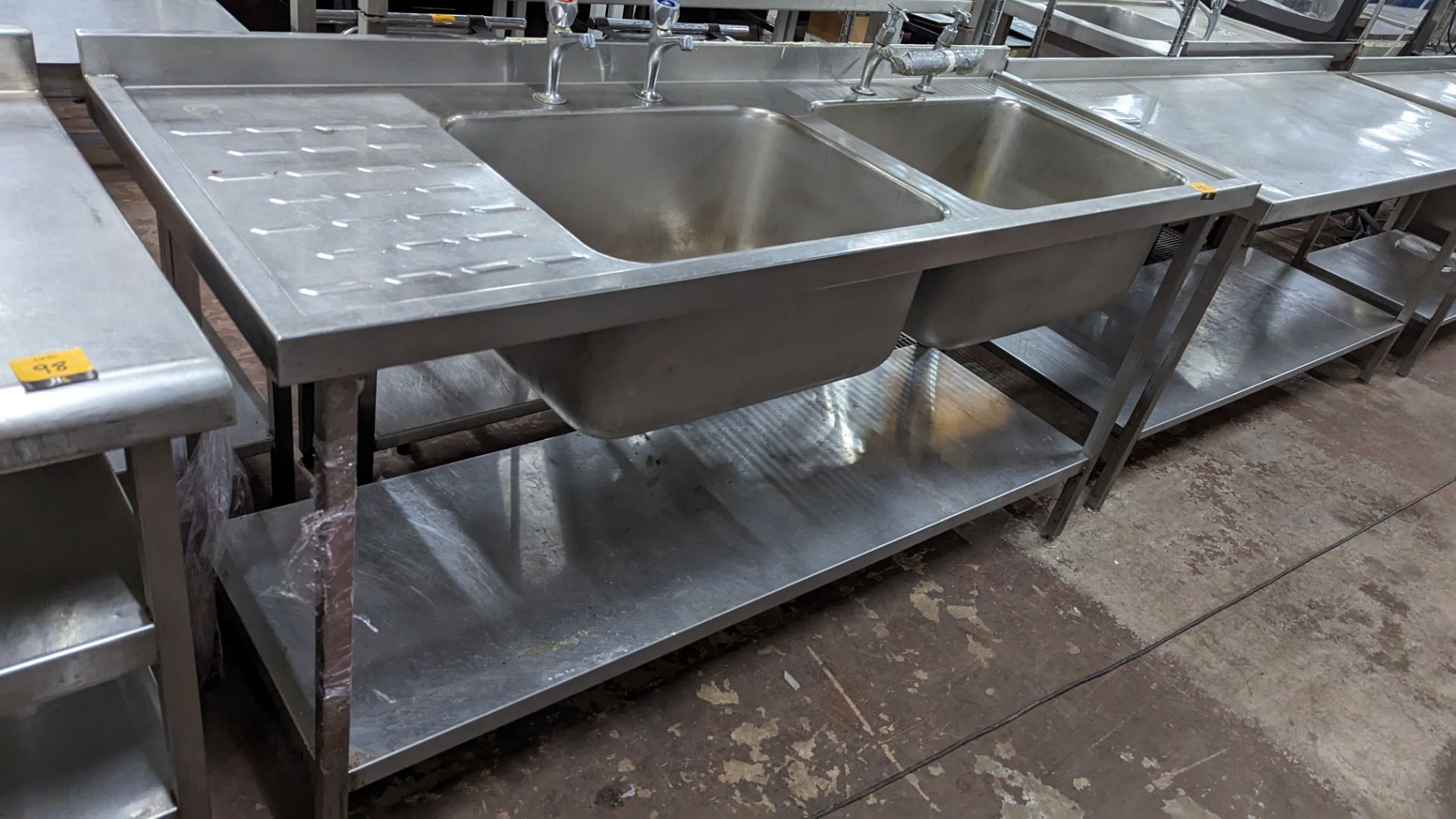 Stainless steel floor standing twin bowl sink arrangement with drainer to the left - Image 4 of 5