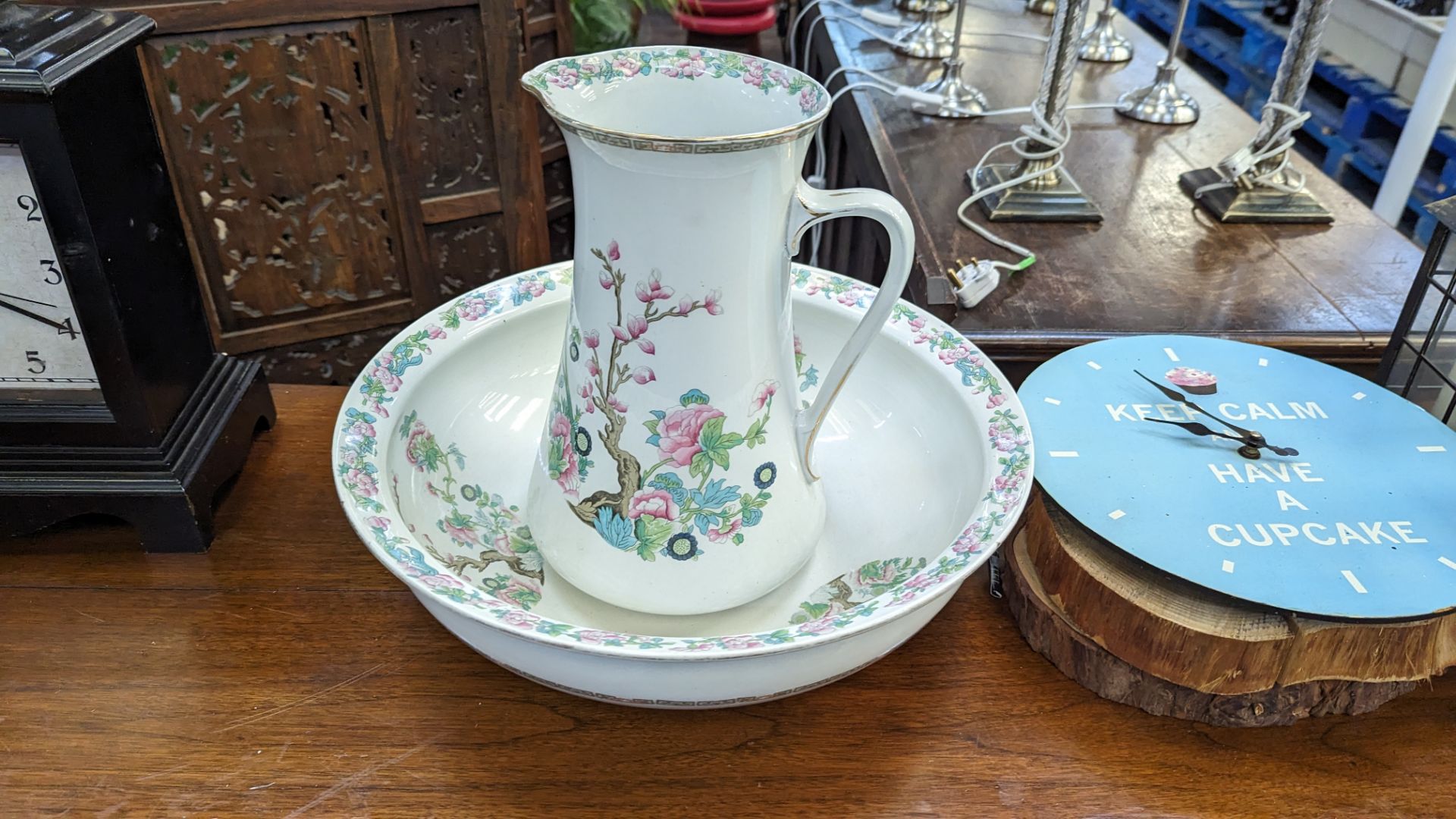 Quantity of decorative items comprising large table/mantle clock, large bowl with matching jug, smal - Image 5 of 7