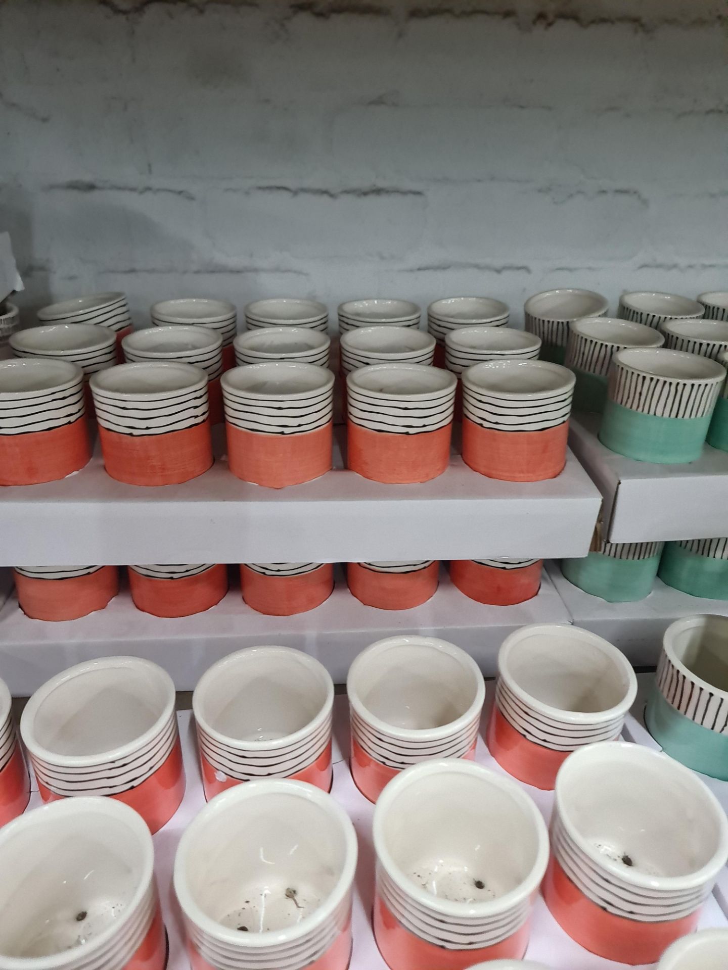 3 trays of peach Kobe 5.5cm patterned pots each standing on 3 legs, approximately 45 pots in total - Image 3 of 5