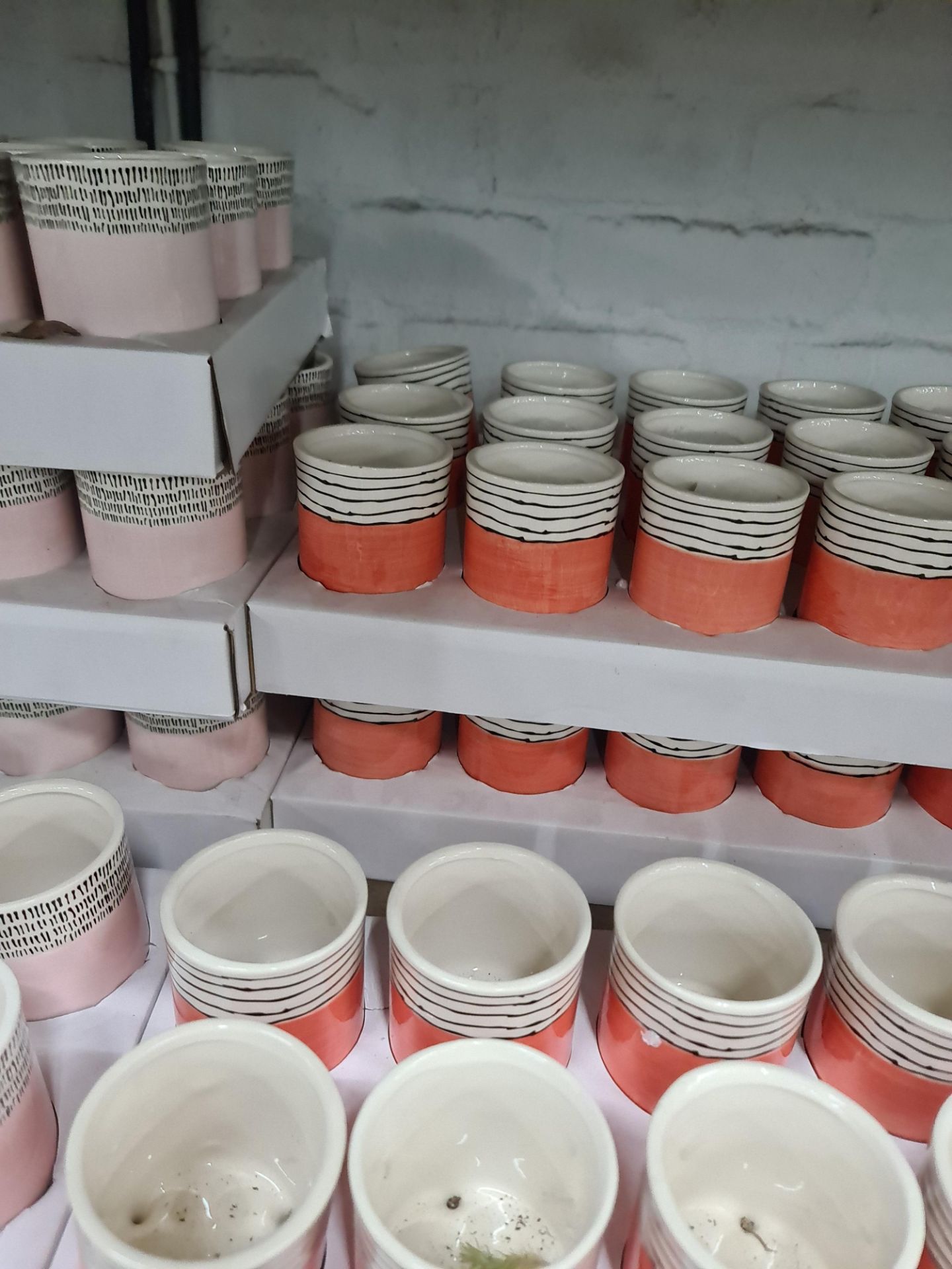 3 trays of peach Kobe 5.5cm patterned pots each standing on 3 legs, approximately 45 pots in total - Image 5 of 5