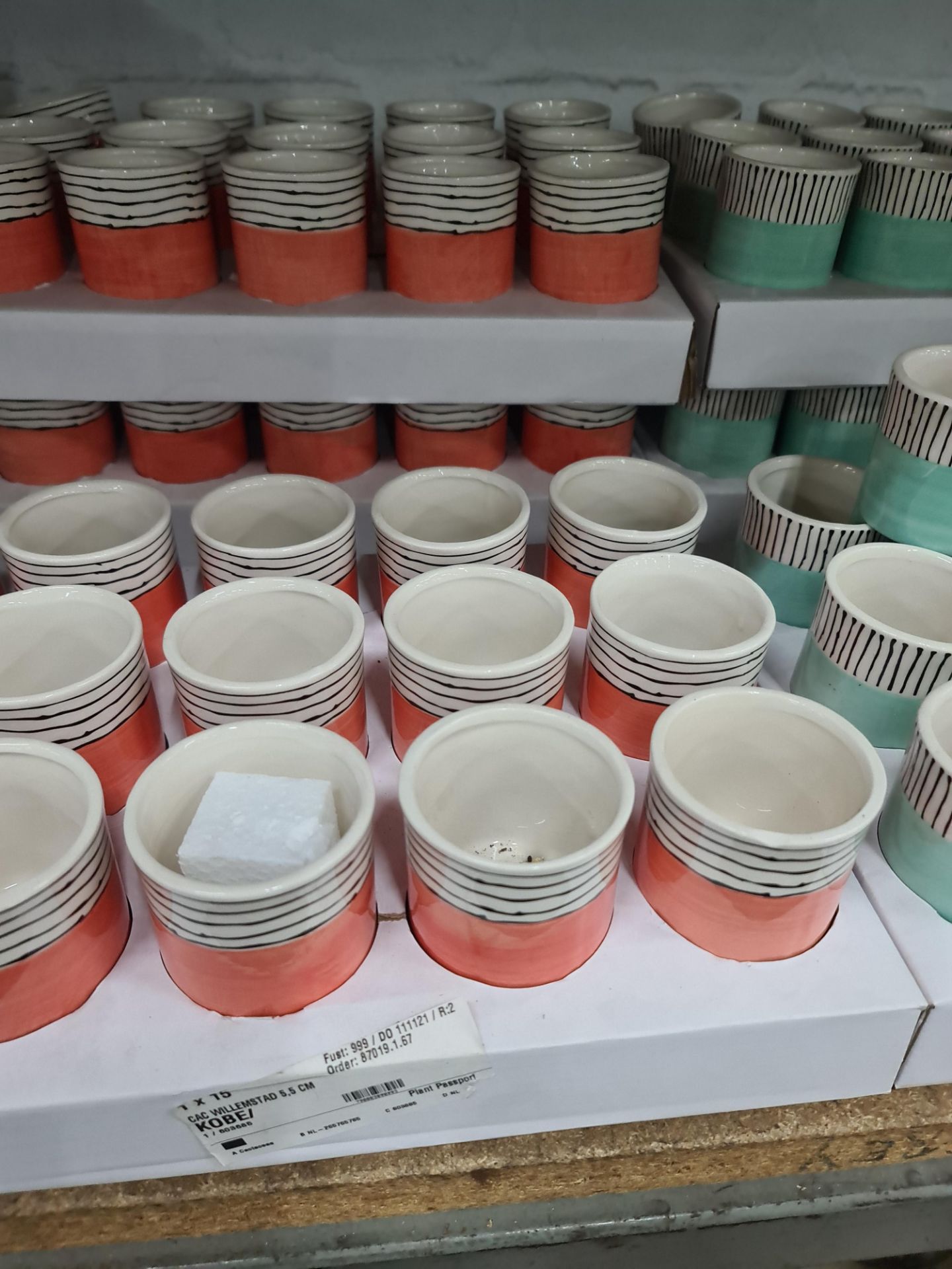 3 trays of peach Kobe 5.5cm patterned pots each standing on 3 legs, approximately 45 pots in total - Image 4 of 5