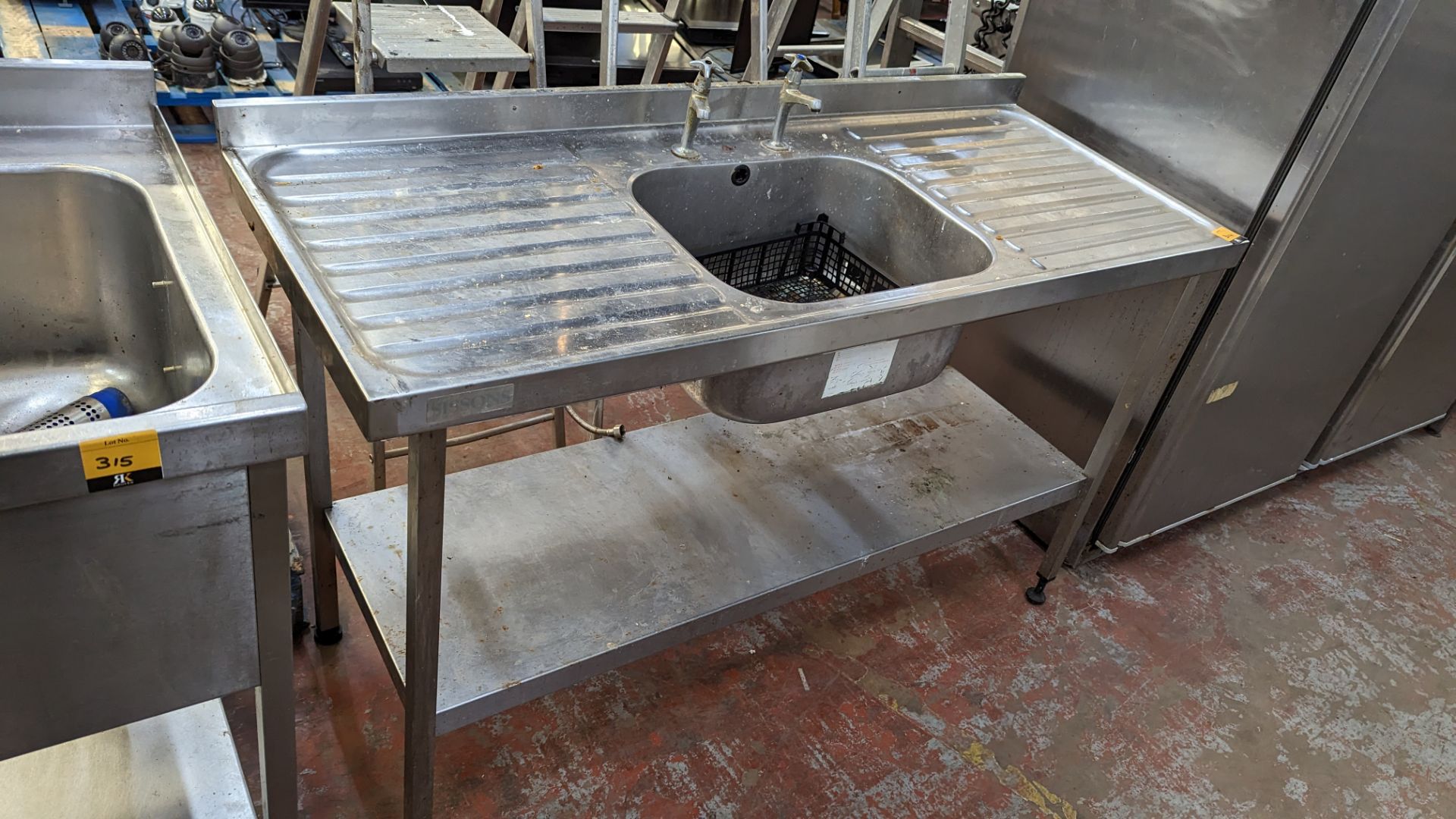 Stainless steel free standing basin arrangement with drainers to either side and shelf below - Image 4 of 4