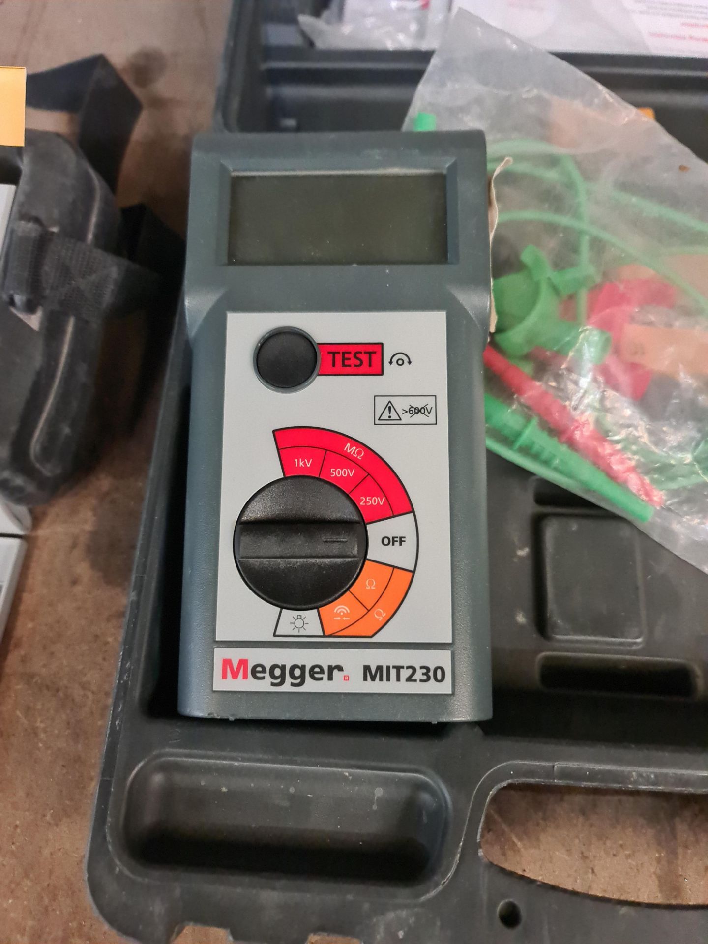 Megger insulation tester, model MIT230. This lot includes case and ancillaries - Bild 2 aus 5