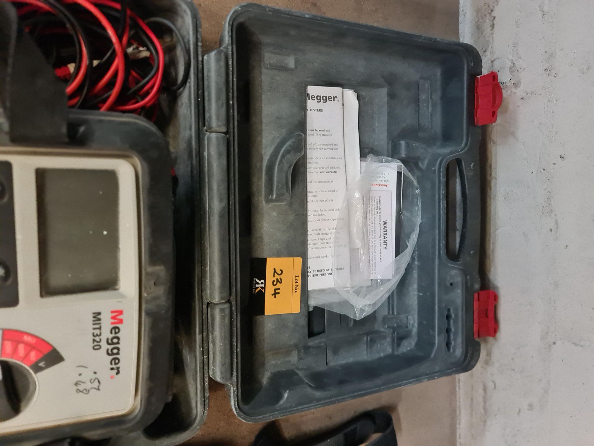 Megger insulation tester, model MIT320. This lot includes case and ancillaries - Bild 6 aus 6