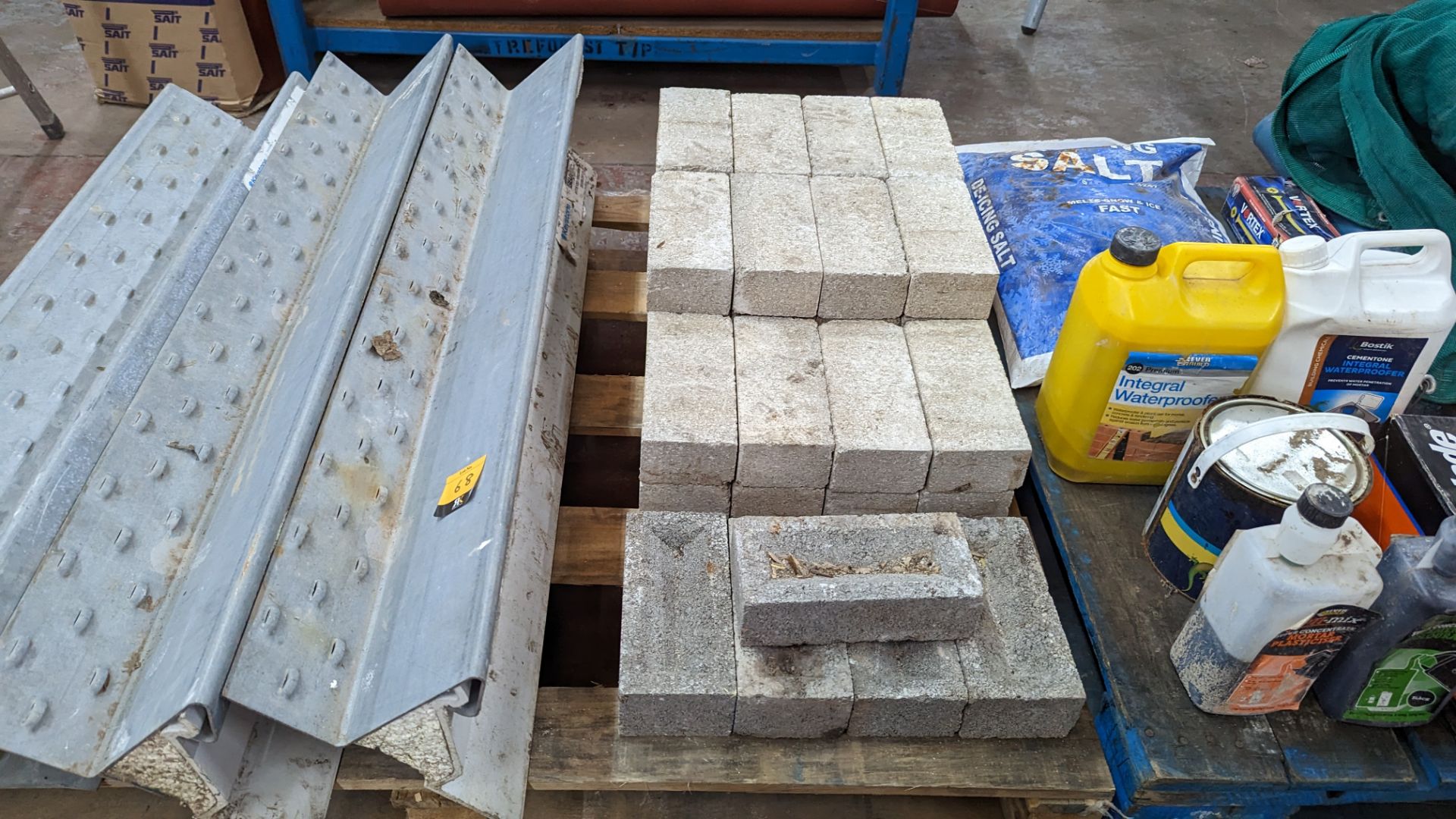 The contents of 2 pallets of miscellaneous items including bricks, brackets, consumables, ratchet st - Image 4 of 11