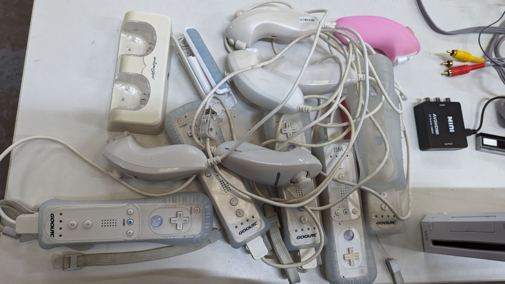 Nintendo Wii console plus 12 individually boxed games, 5 pairs of controllers which each comprise on - Image 9 of 16