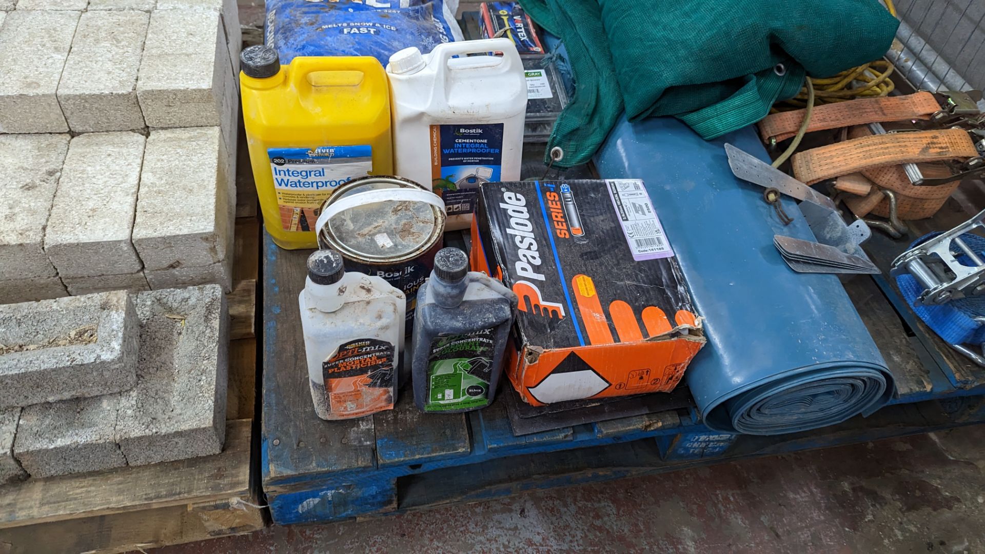 The contents of 2 pallets of miscellaneous items including bricks, brackets, consumables, ratchet st - Image 5 of 11