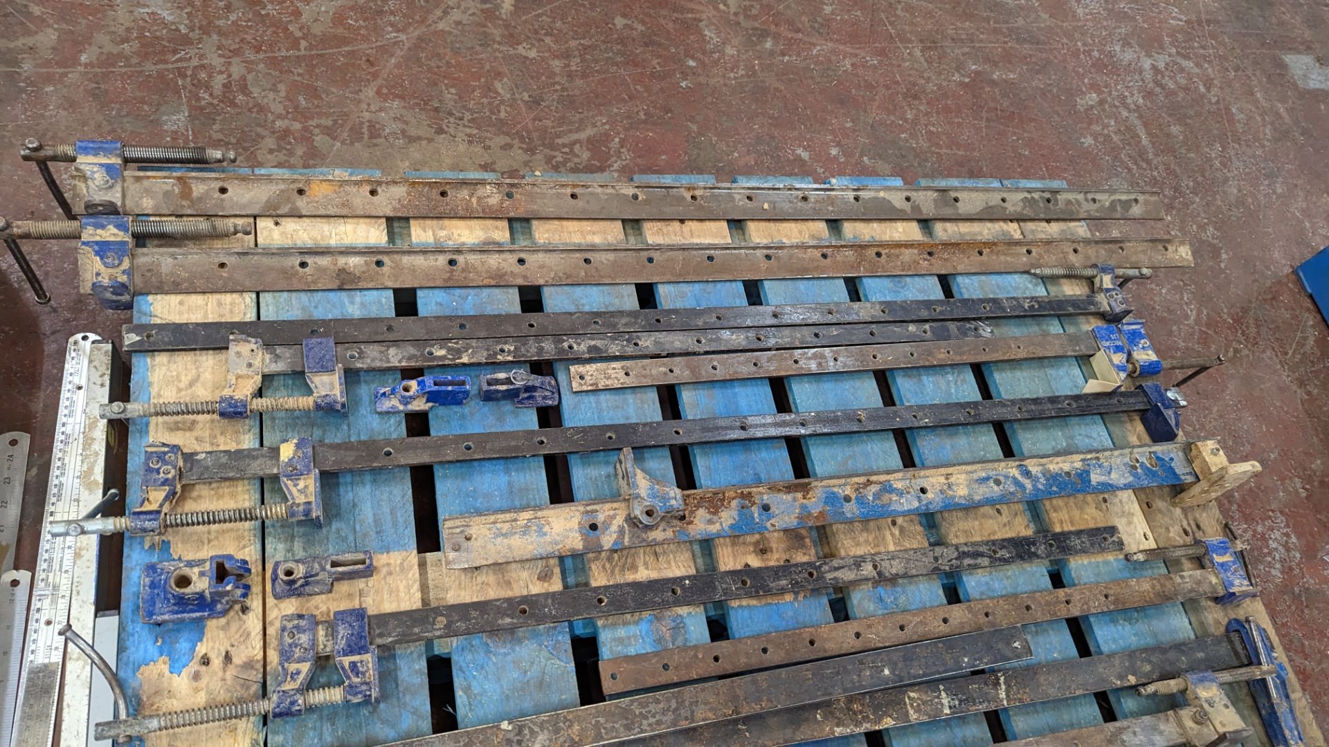 The contents of a pallet of metal clamps - Image 6 of 6