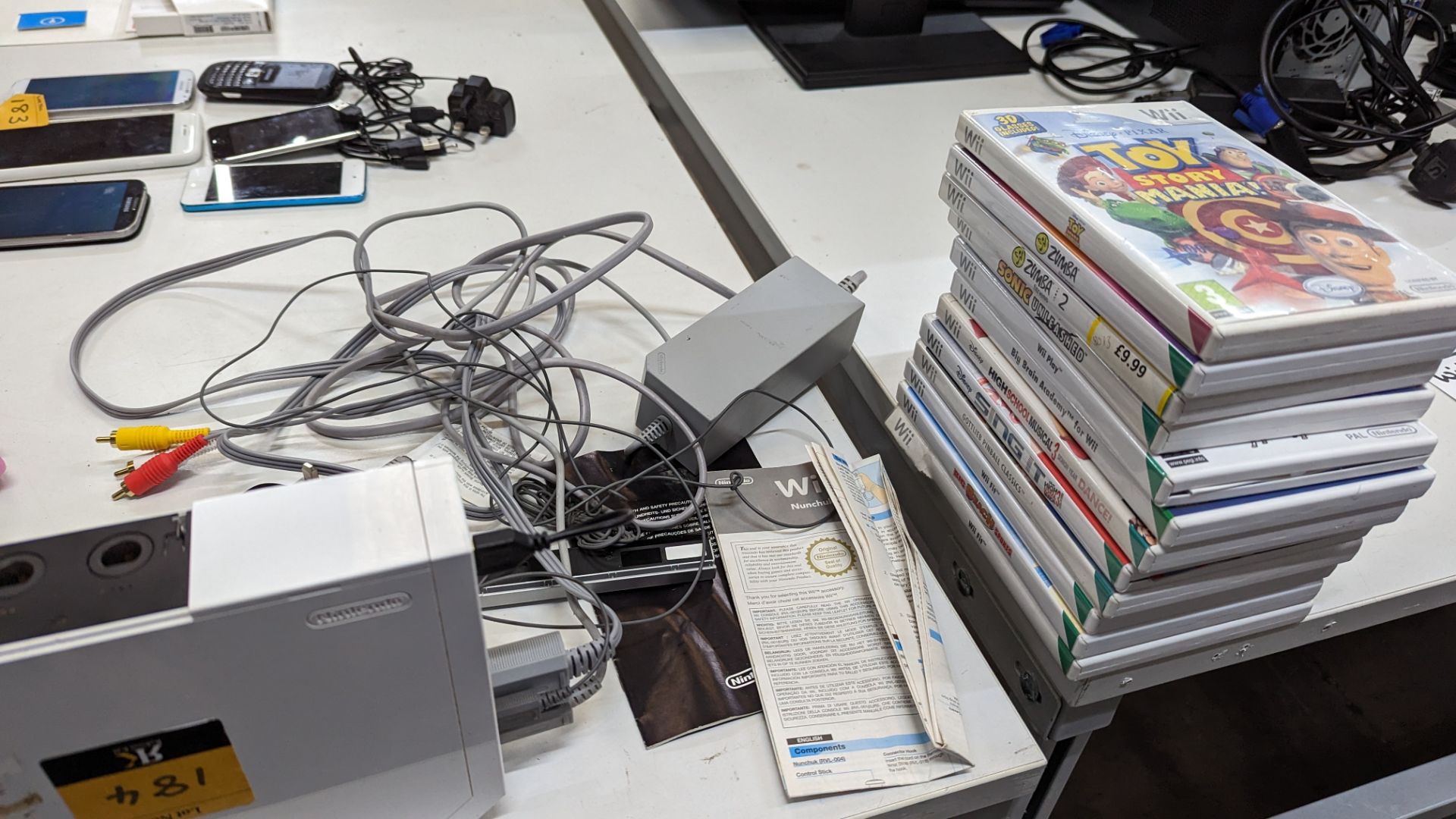 Nintendo Wii console plus 12 individually boxed games, 5 pairs of controllers which each comprise on - Image 6 of 16