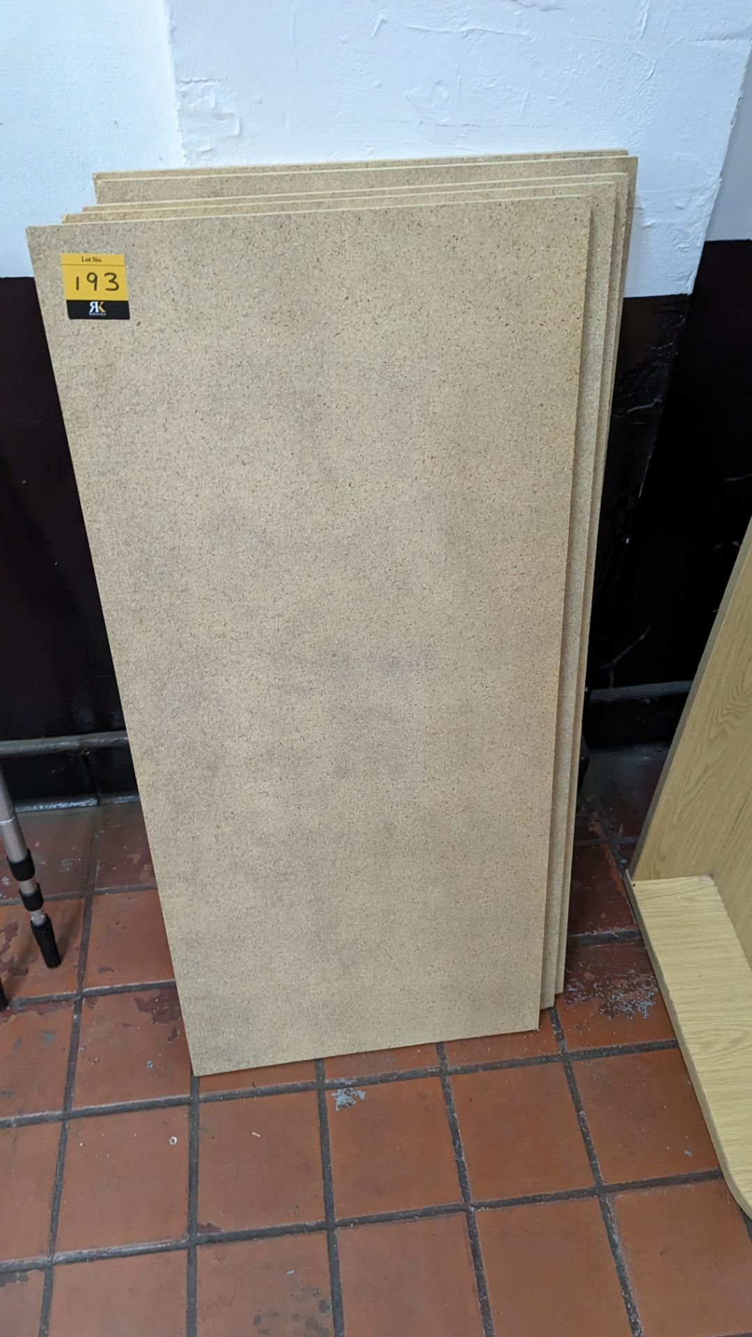 5 chipboard shelves each measuring approximately 100cm x 46cm - Image 3 of 4