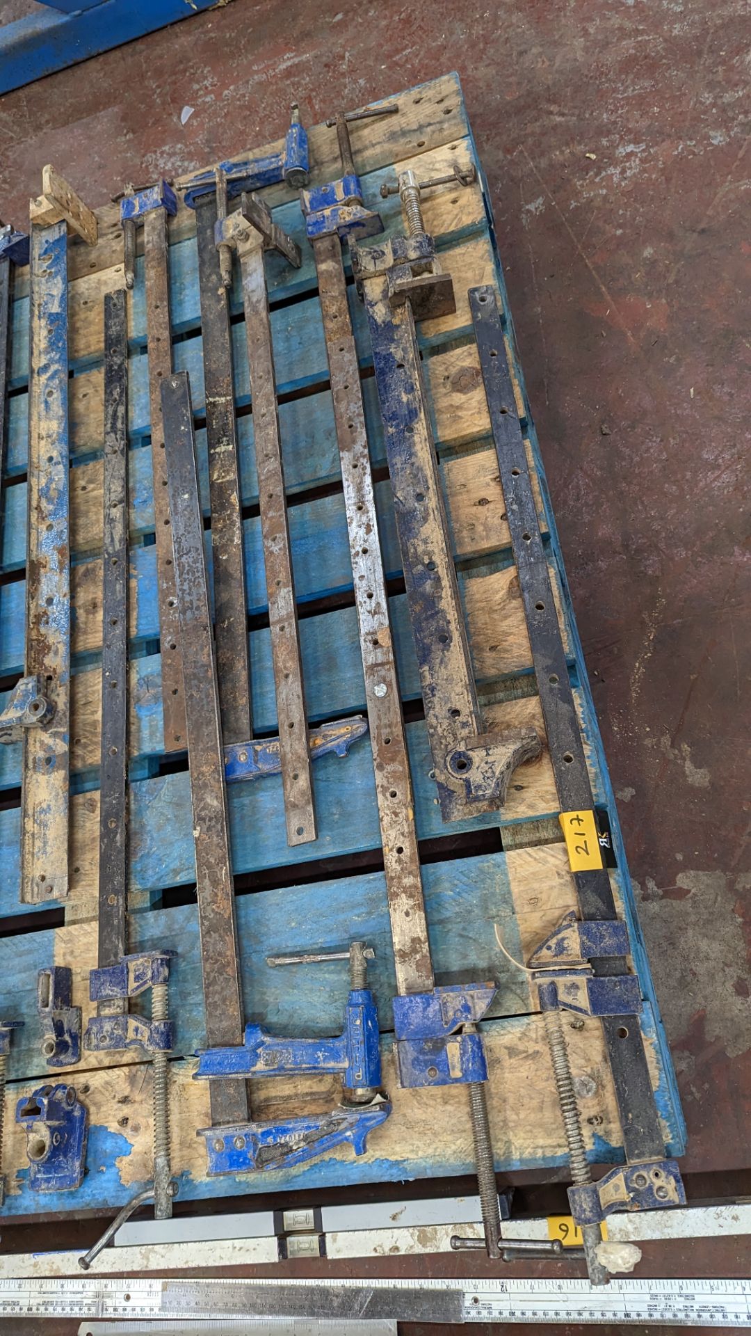 The contents of a pallet of metal clamps - Image 4 of 6