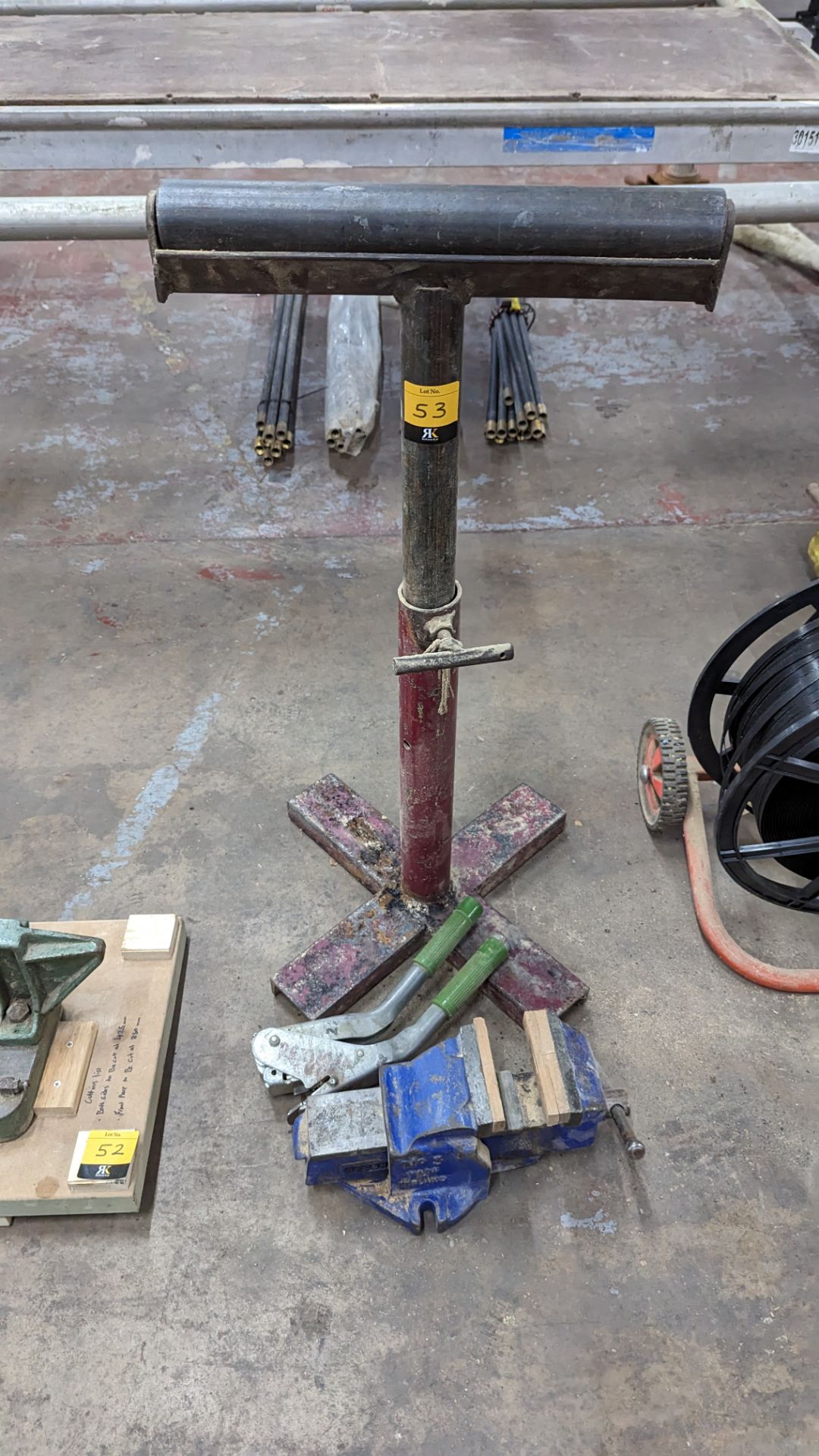 Mixed lot comprising vice, floor standing roller stand & hand tool - Image 2 of 7
