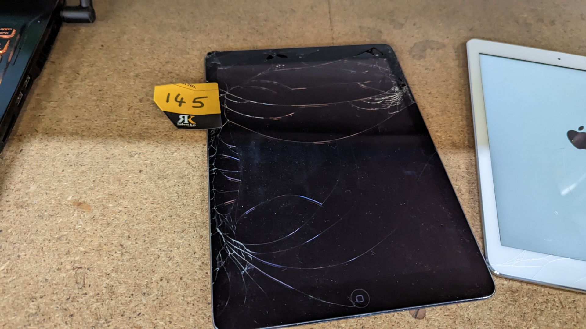 2 off Apple iPad tablets, both model no. A1474, with damaged screens. No ancillaries - Image 4 of 16