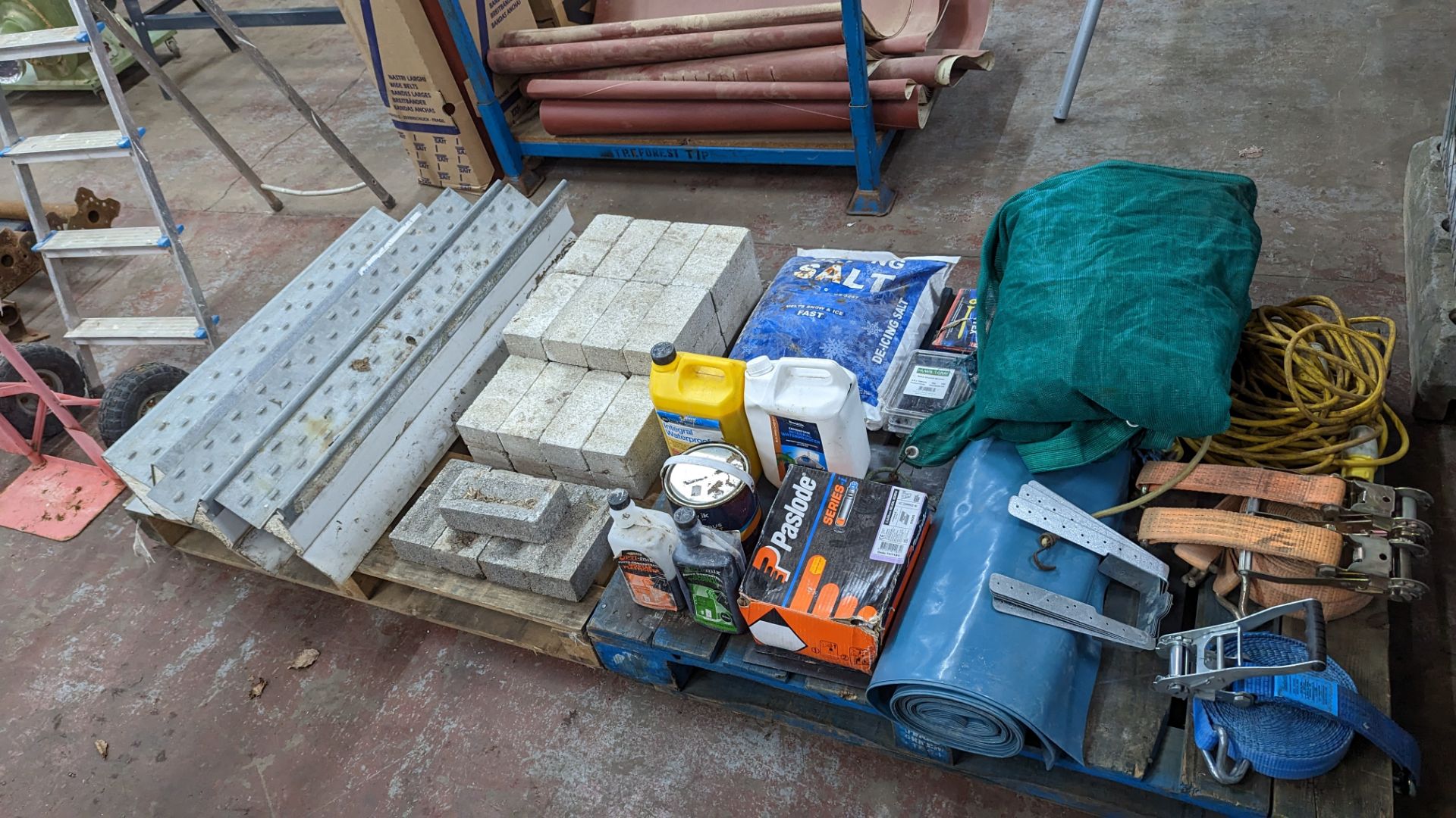 The contents of 2 pallets of miscellaneous items including bricks, brackets, consumables, ratchet st - Image 11 of 11