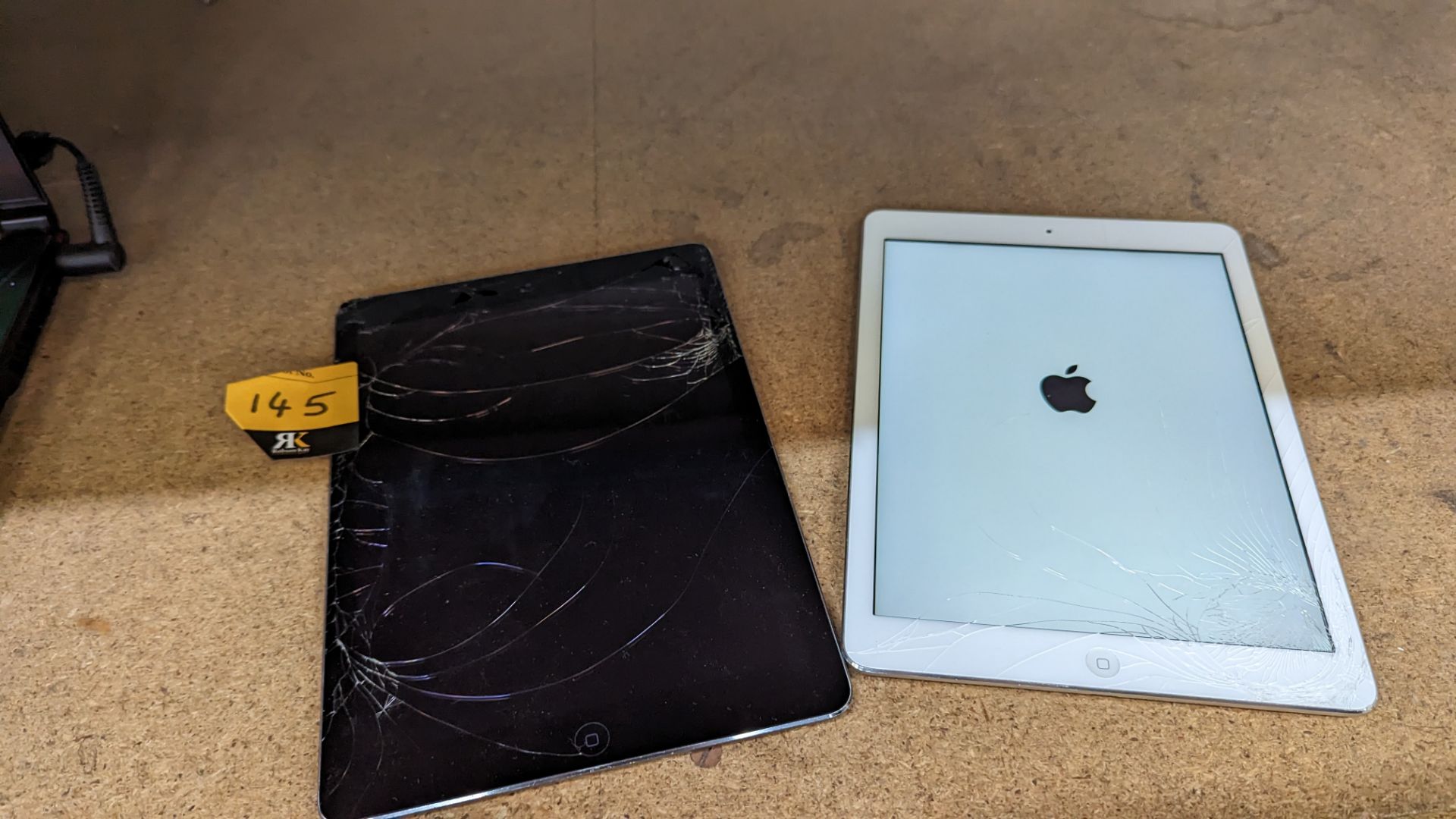 2 off Apple iPad tablets, both model no. A1474, with damaged screens. No ancillaries - Image 3 of 16