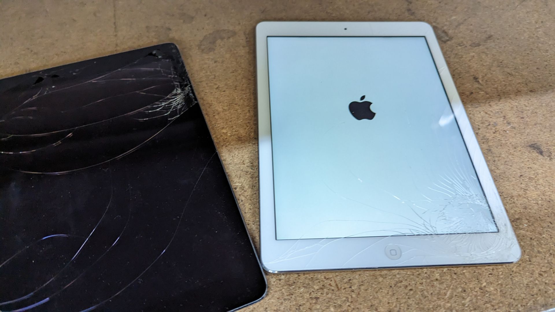 2 off Apple iPad tablets, both model no. A1474, with damaged screens. No ancillaries - Image 6 of 16