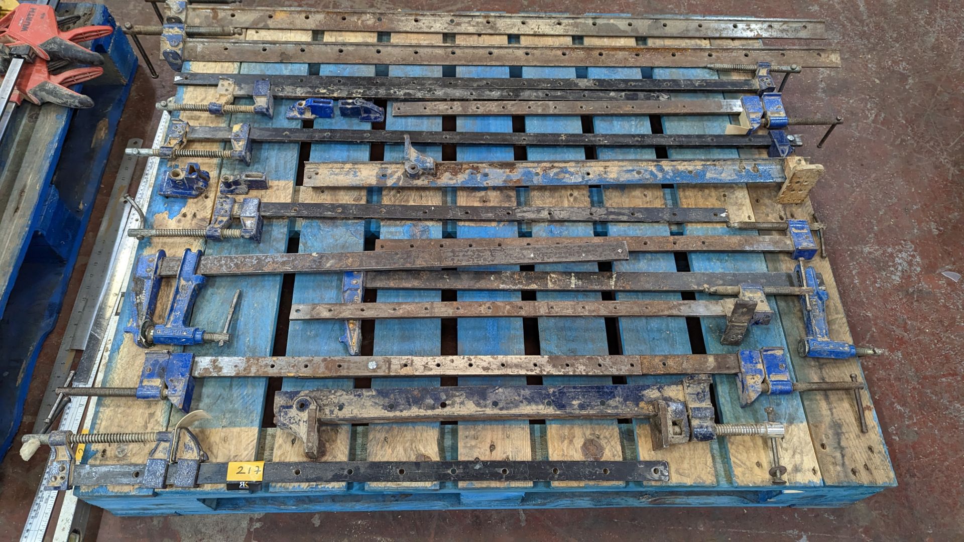 The contents of a pallet of metal clamps - Image 2 of 6