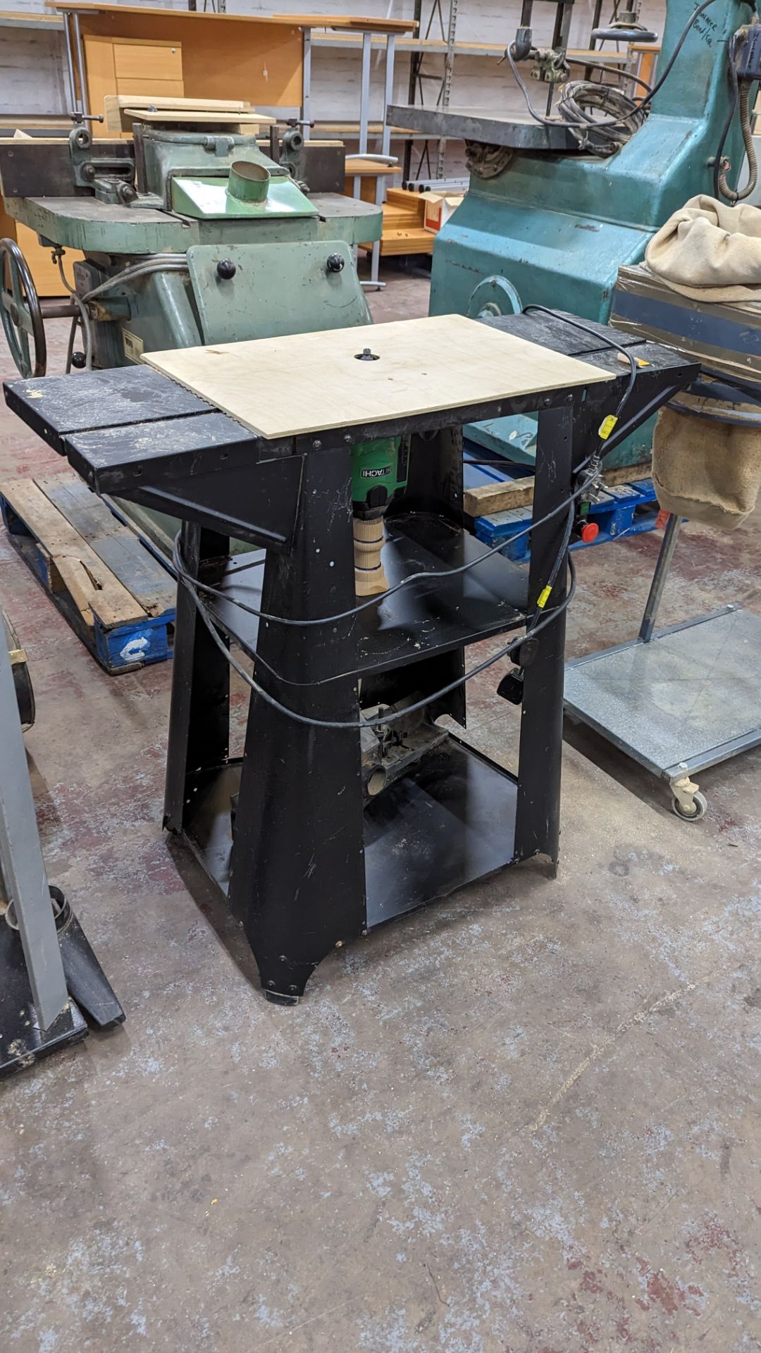Router table incorporating Hitachi handheld router