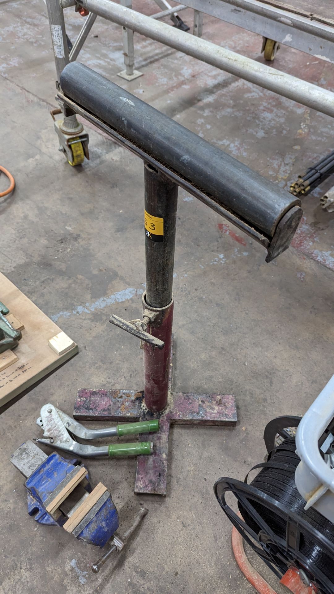 Mixed lot comprising vice, floor standing roller stand & hand tool - Image 7 of 7