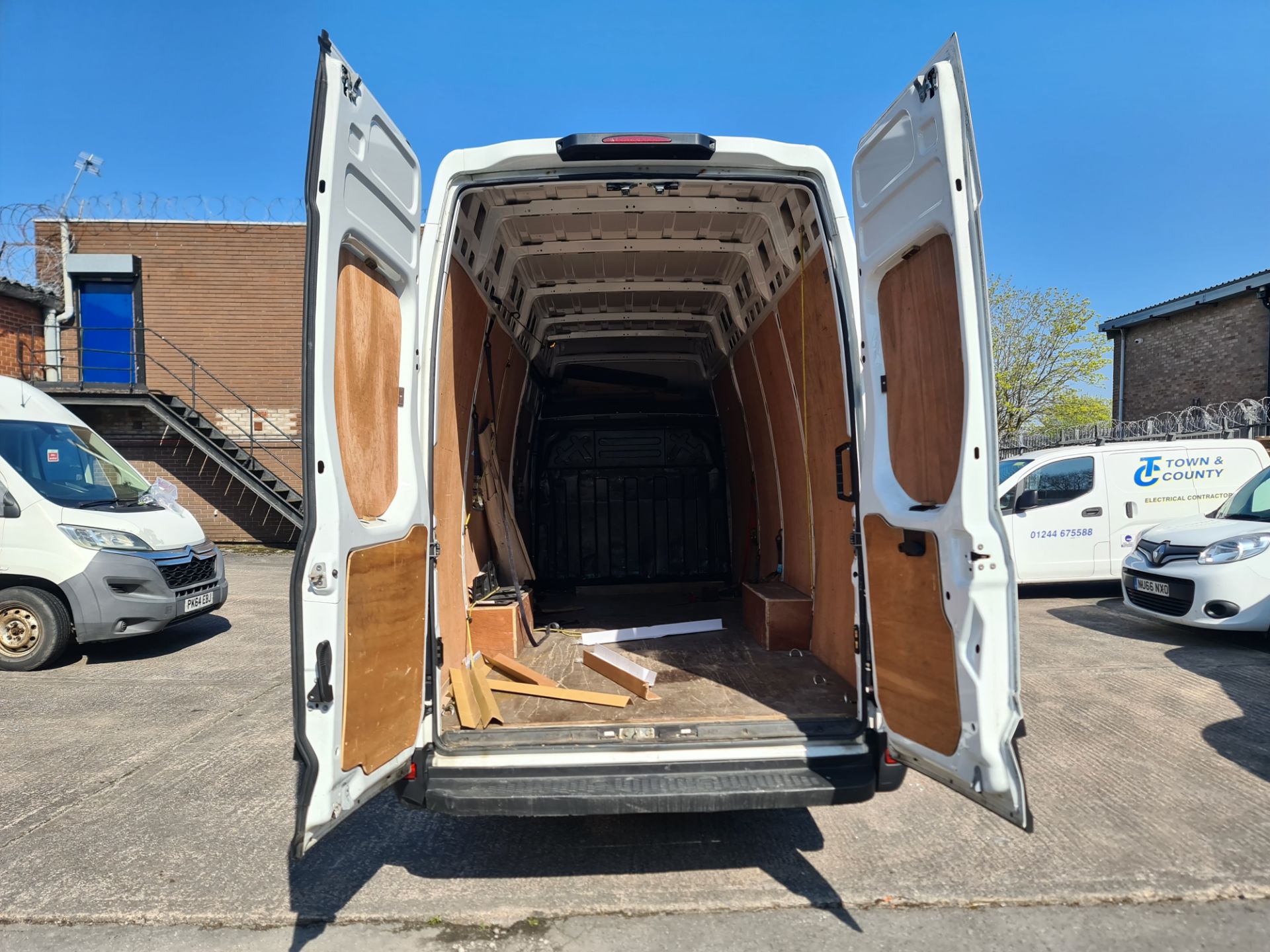 2020 Iveco Daily LWB high roof panel van - Image 18 of 21