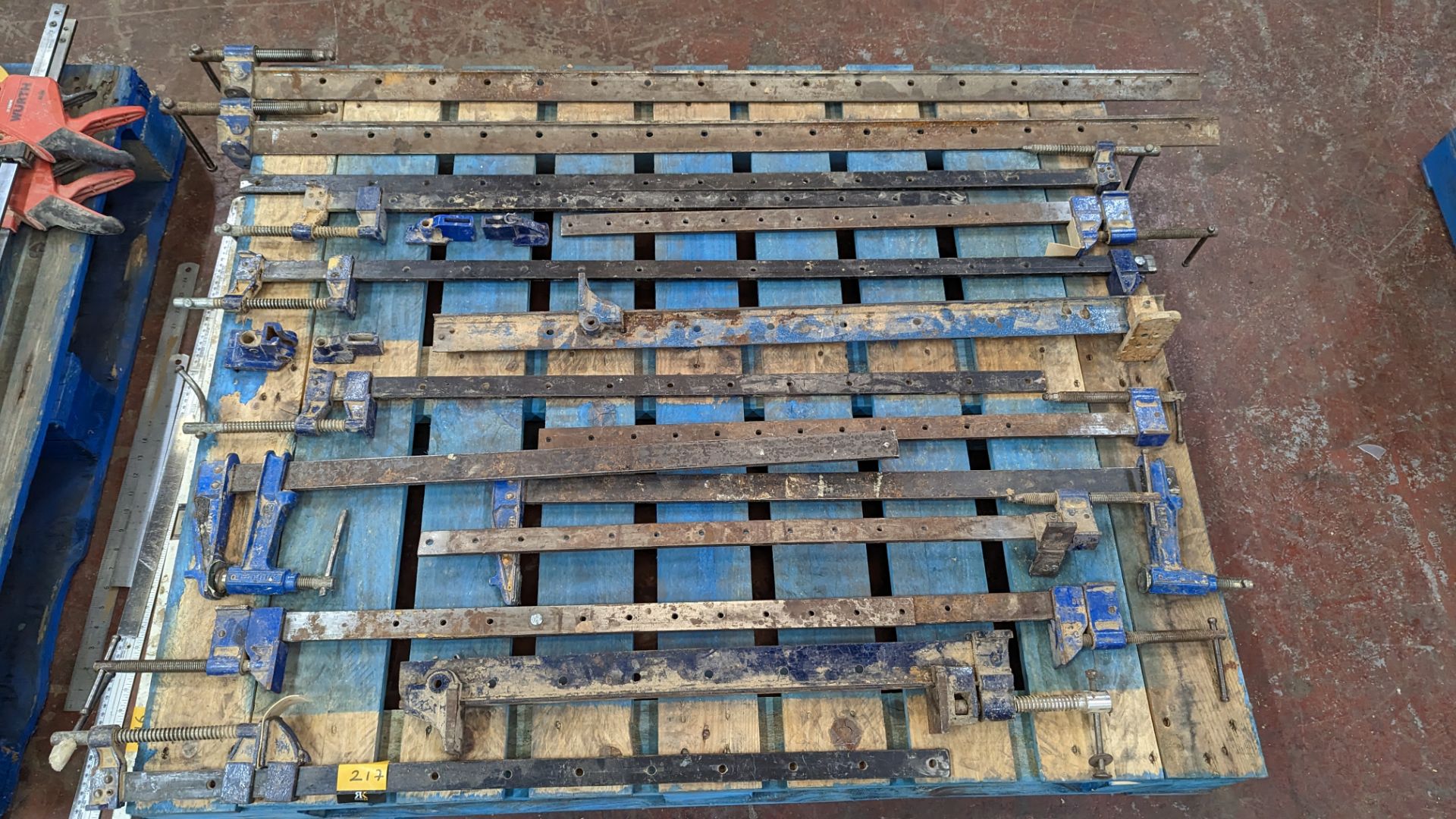 The contents of a pallet of metal clamps - Image 3 of 6