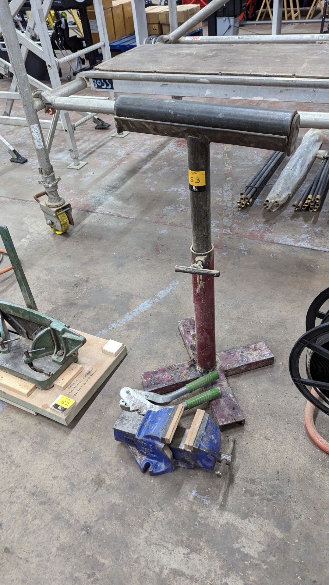 Mixed lot comprising vice, floor standing roller stand & hand tool - Image 4 of 7