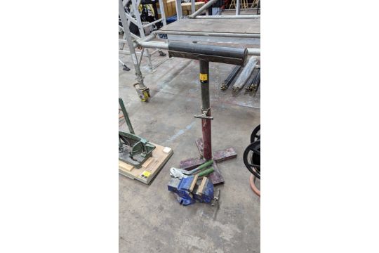 Mixed lot comprising vice, floor standing roller stand & hand tool - Image 4 of 7