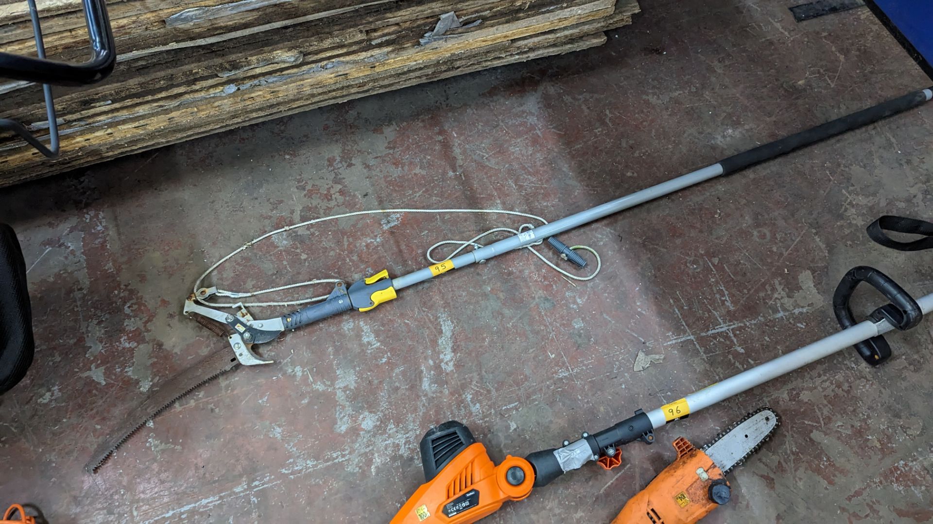 Long handled garden cutting implement