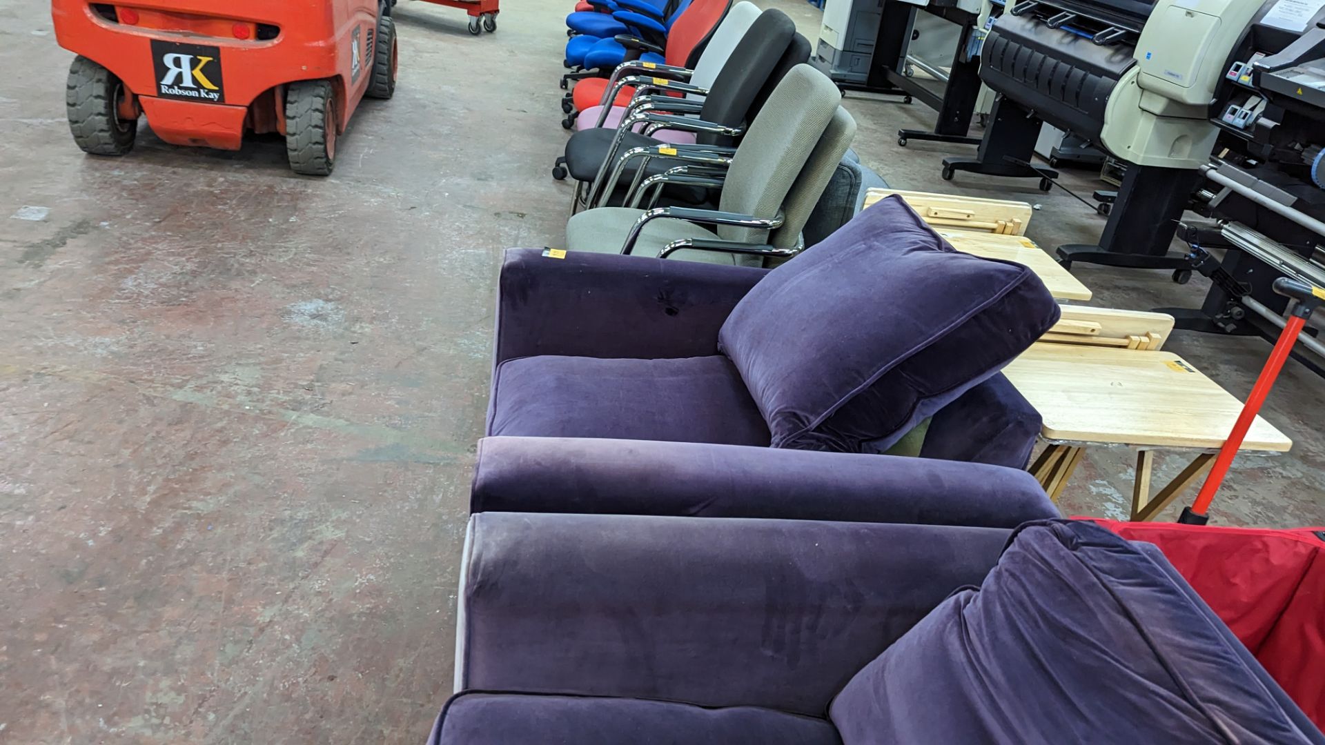 Pair of purple velvet armchairs - Image 8 of 9