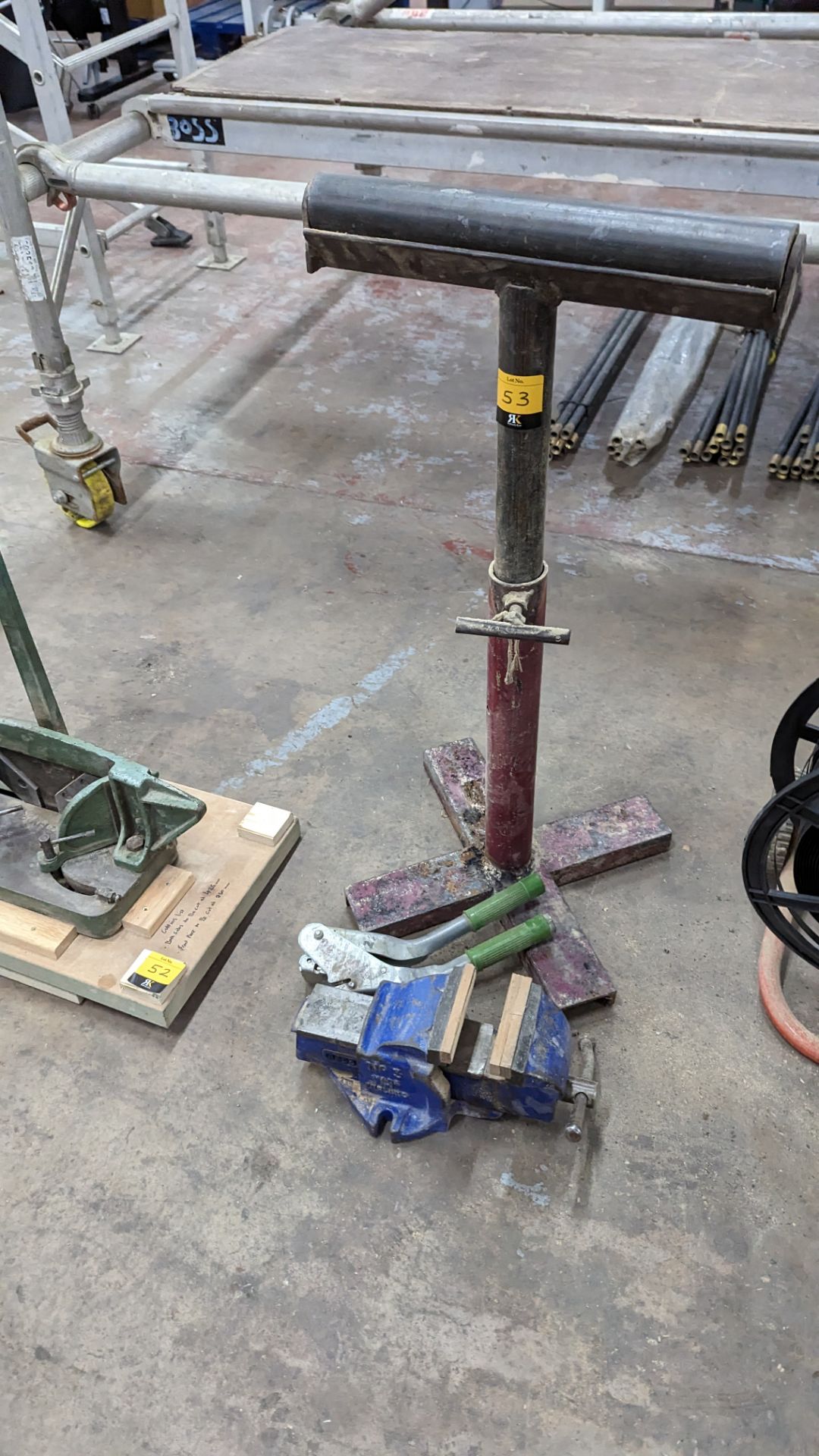 Mixed lot comprising vice, floor standing roller stand & hand tool - Image 3 of 7