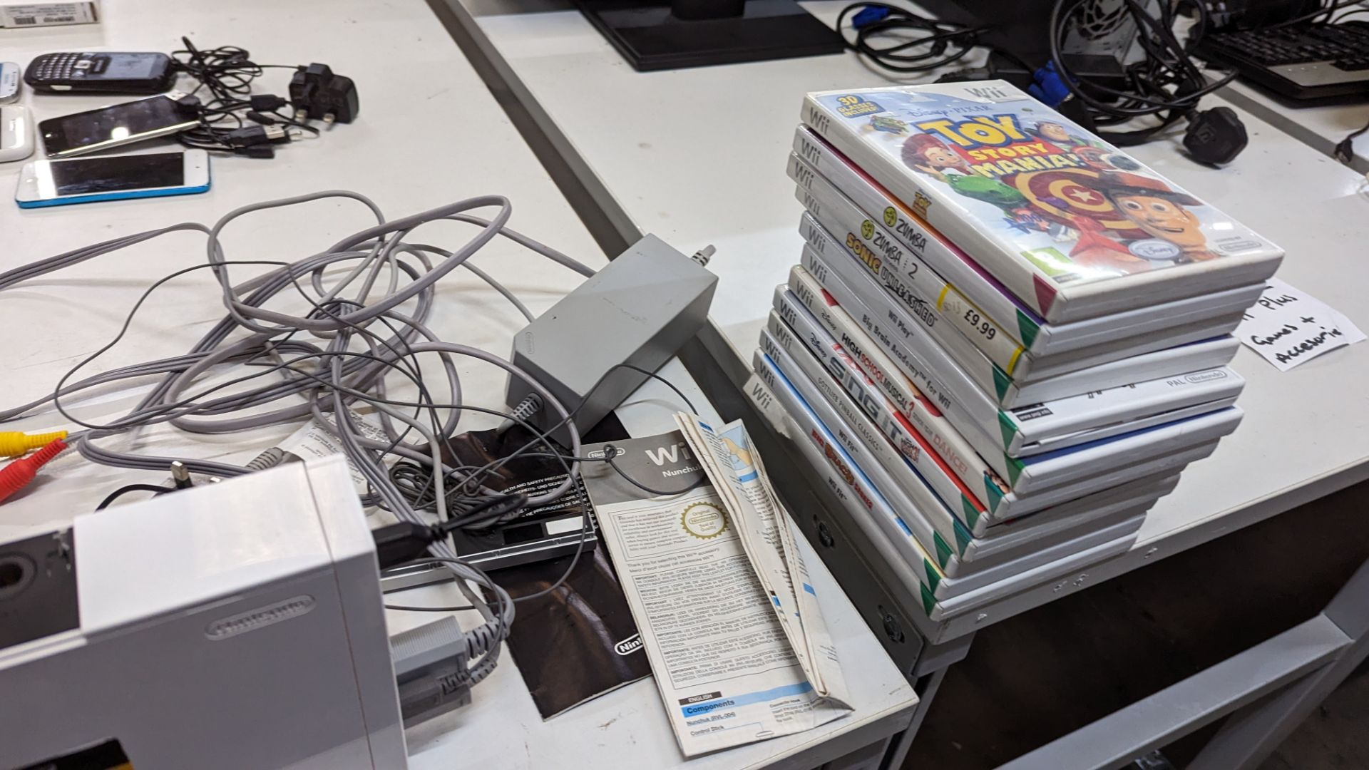 Nintendo Wii console plus 12 individually boxed games, 5 pairs of controllers which each comprise on - Image 5 of 16