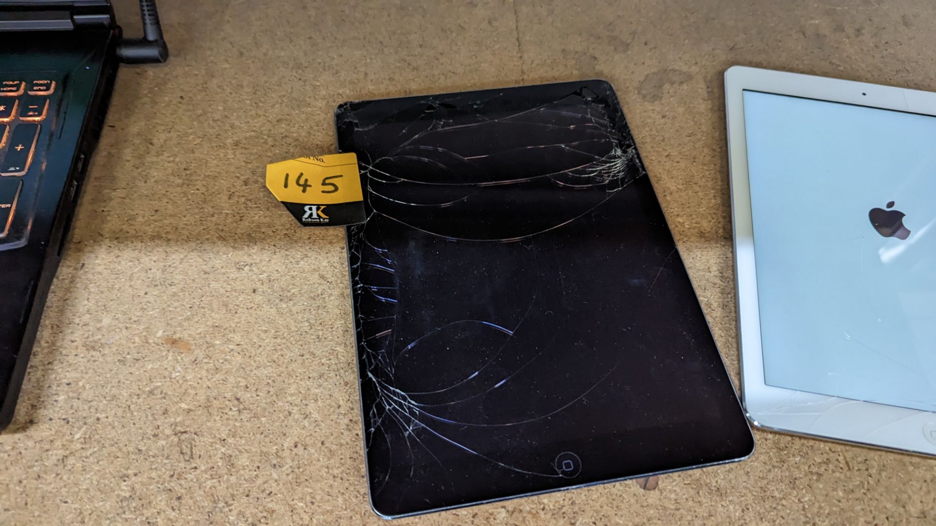 2 off Apple iPad tablets, both model no. A1474, with damaged screens. No ancillaries - Image 5 of 16