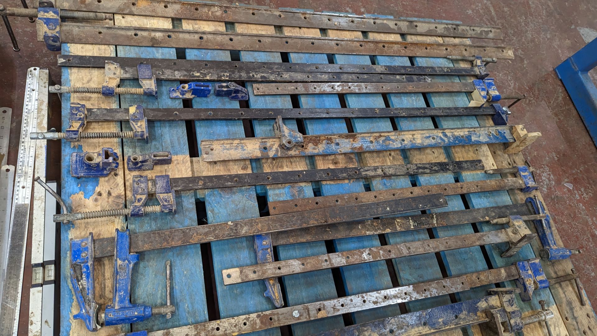 The contents of a pallet of metal clamps - Image 5 of 6