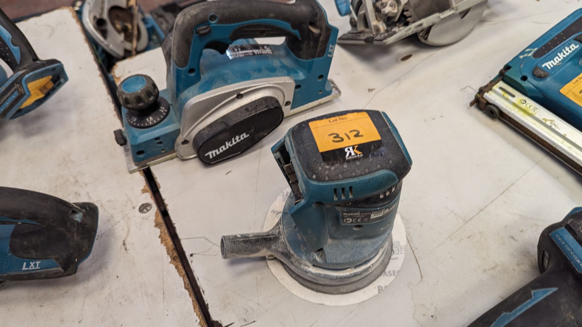 Pair of assorted Makita cordless woodworking related power tools comprising model DBO180 sander & mo - Image 12 of 12