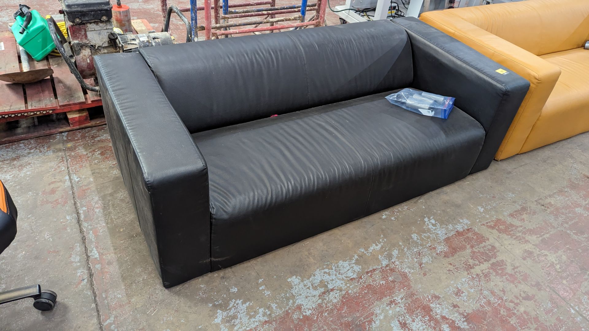 Black leather/leather look sofa - Image 4 of 4