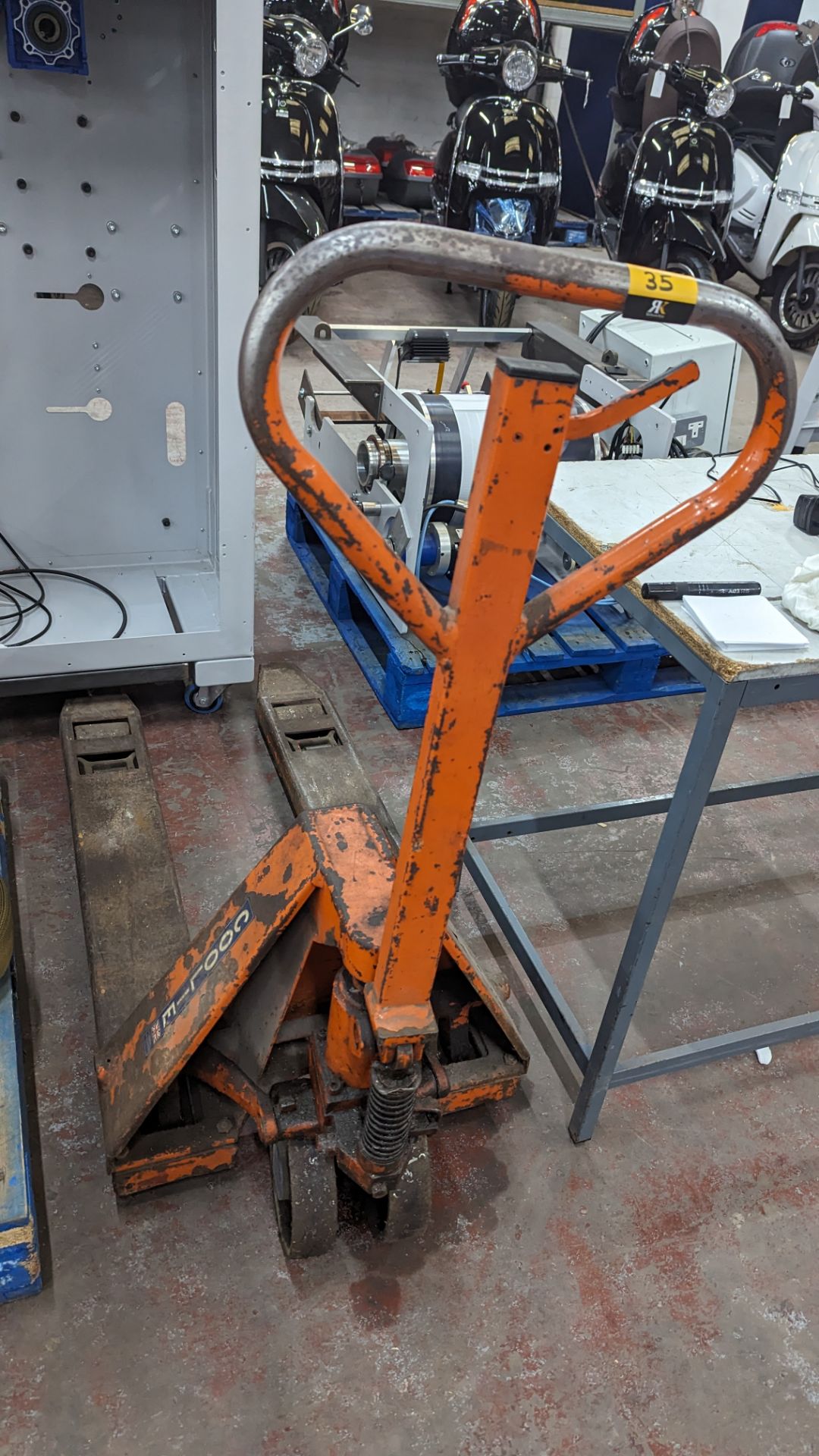 2 ton pallet truck - Image 6 of 6