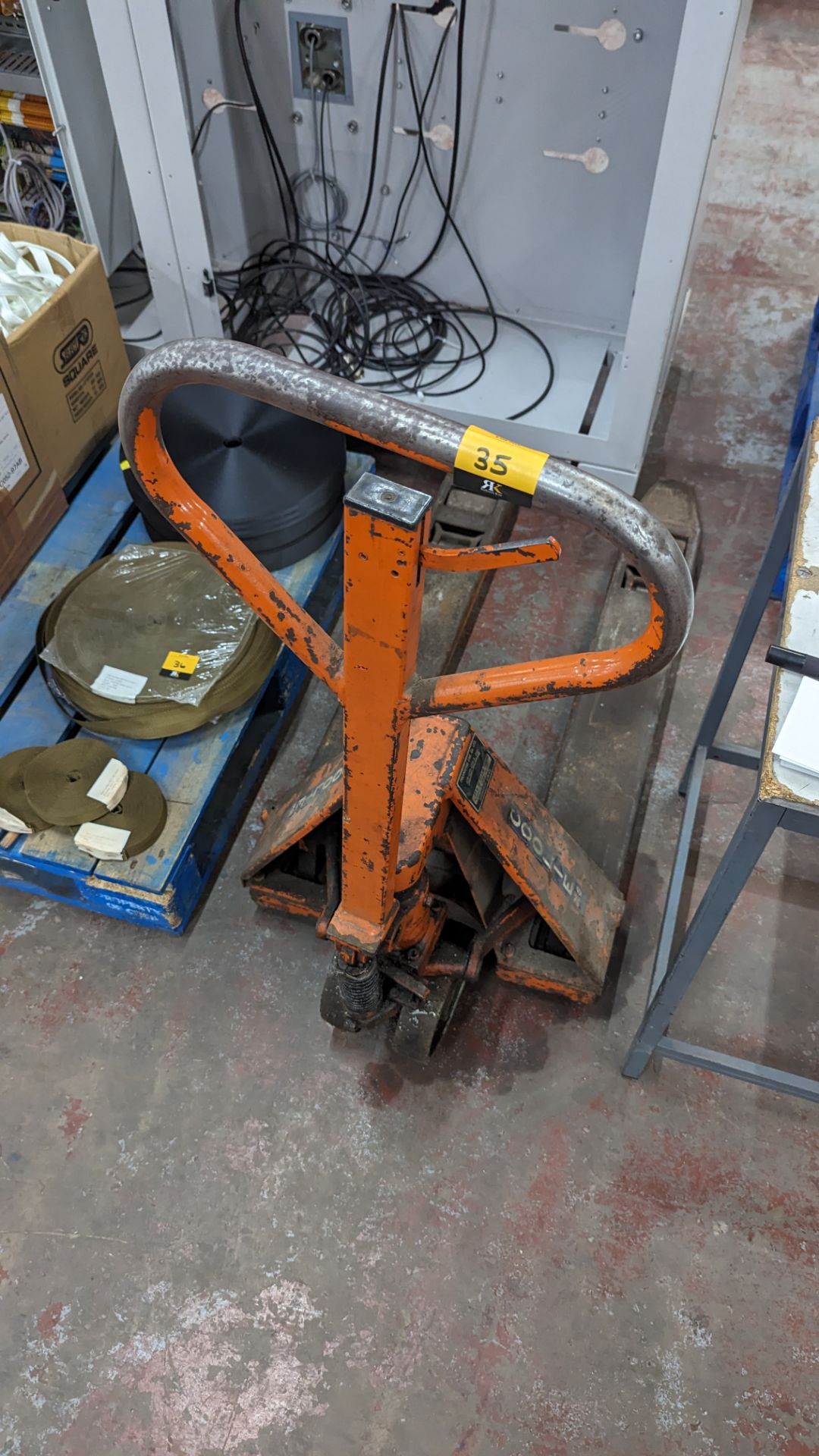 2 ton pallet truck - Image 3 of 6