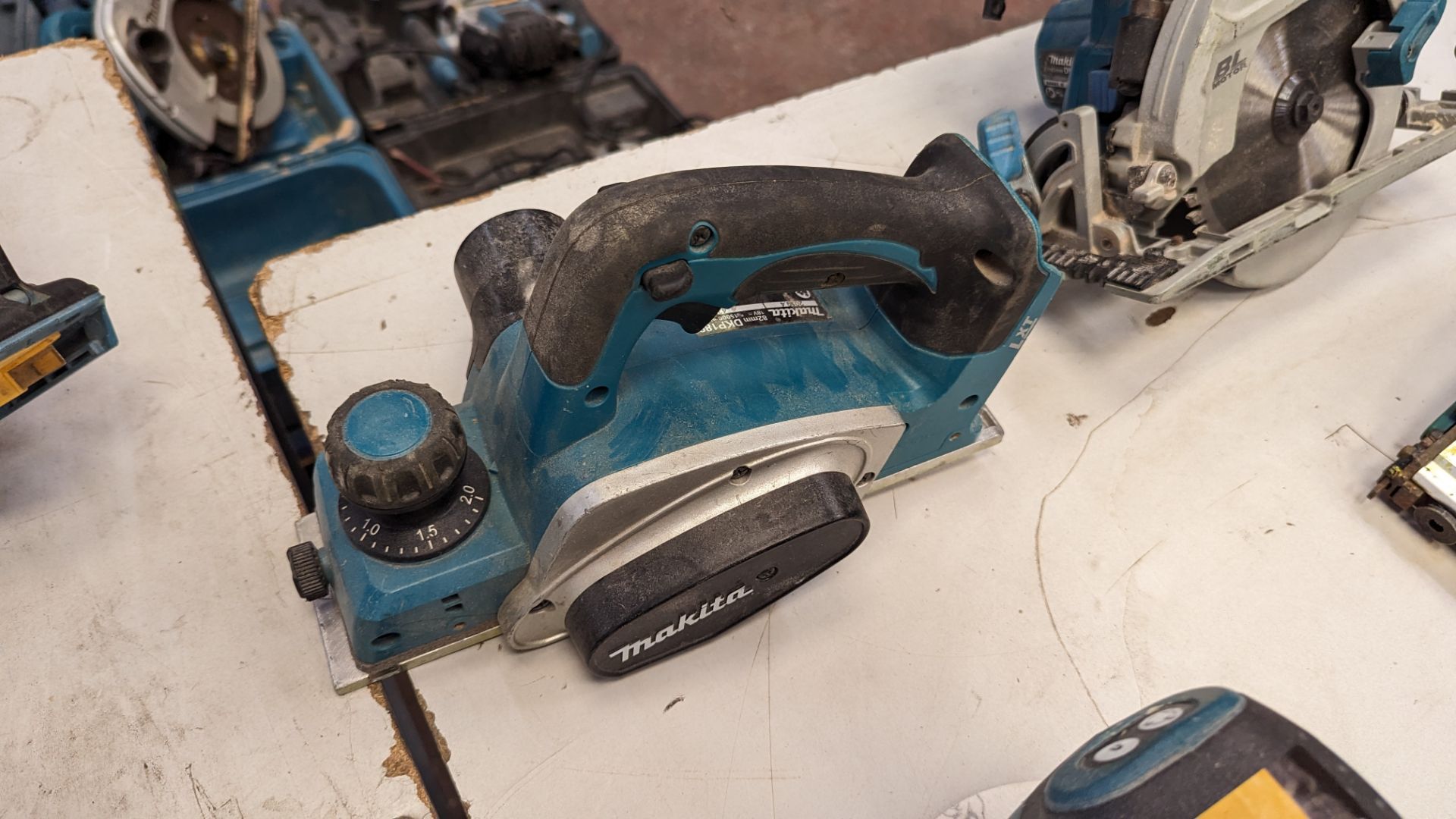 Pair of assorted Makita cordless woodworking related power tools comprising model DBO180 sander & mo - Image 7 of 12