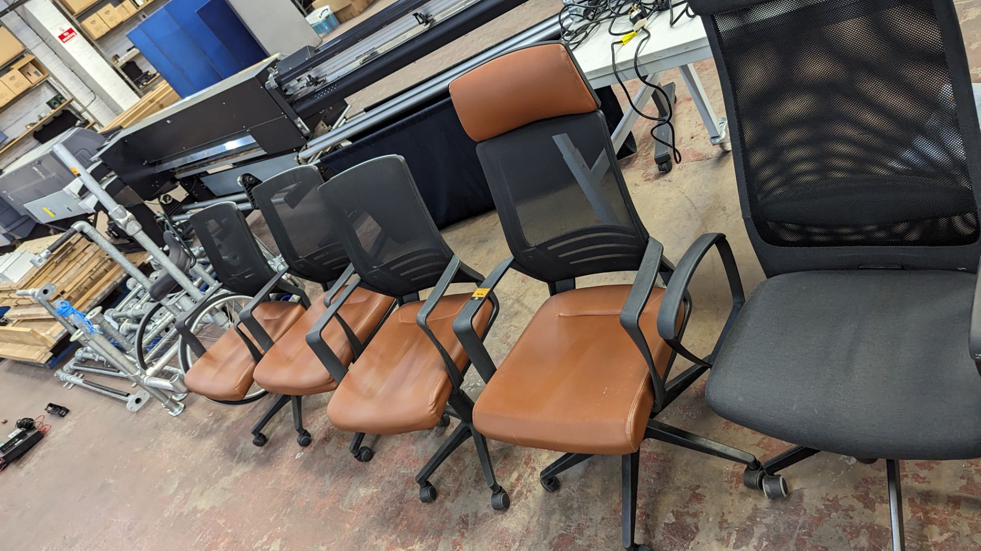 4 off matching modern mesh back chairs with brown leather/leather look seat bases, one of which has - Image 4 of 10