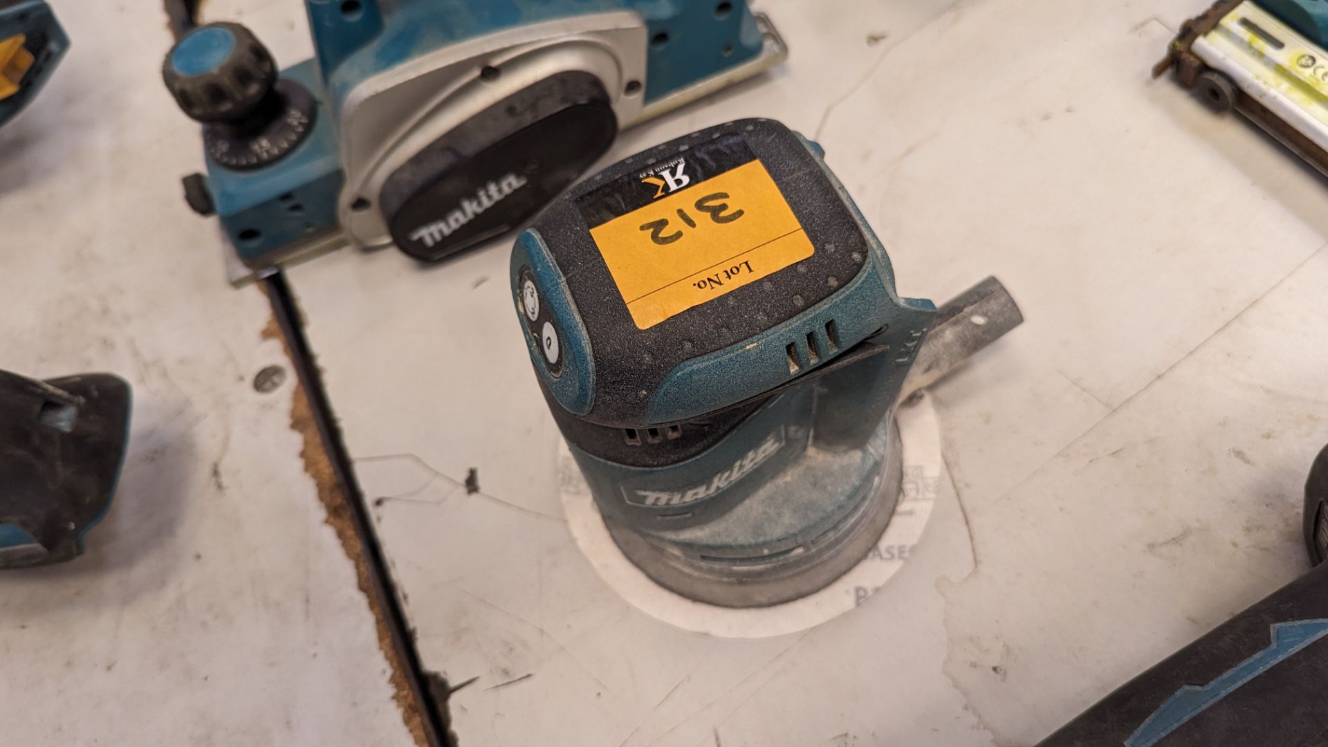 Pair of assorted Makita cordless woodworking related power tools comprising model DBO180 sander & mo - Image 5 of 12