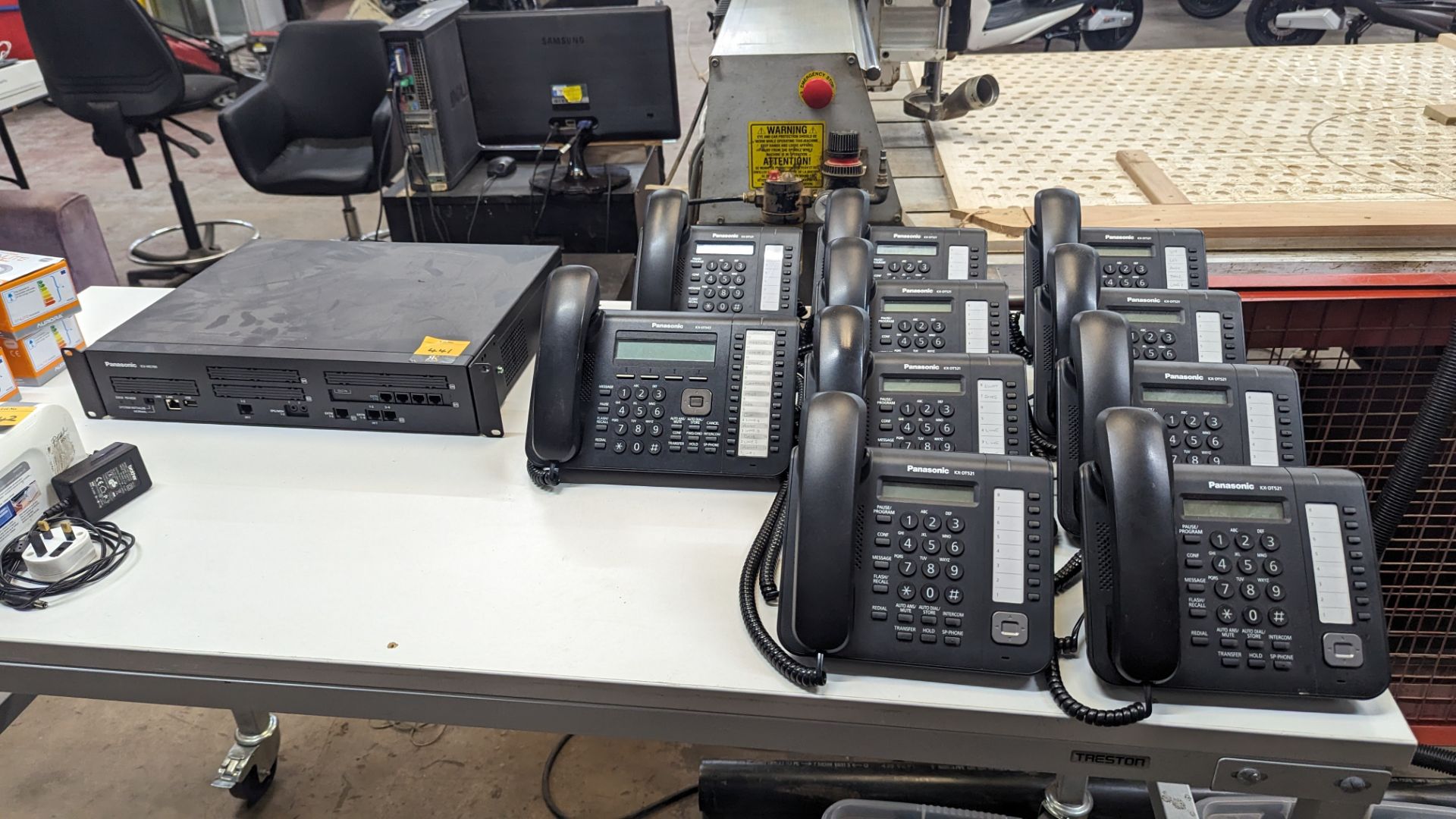 Panasonic telephone system comprising model KX-NS700 phone system, 9 off model KX-DT521 handsets & 1 - Image 3 of 12