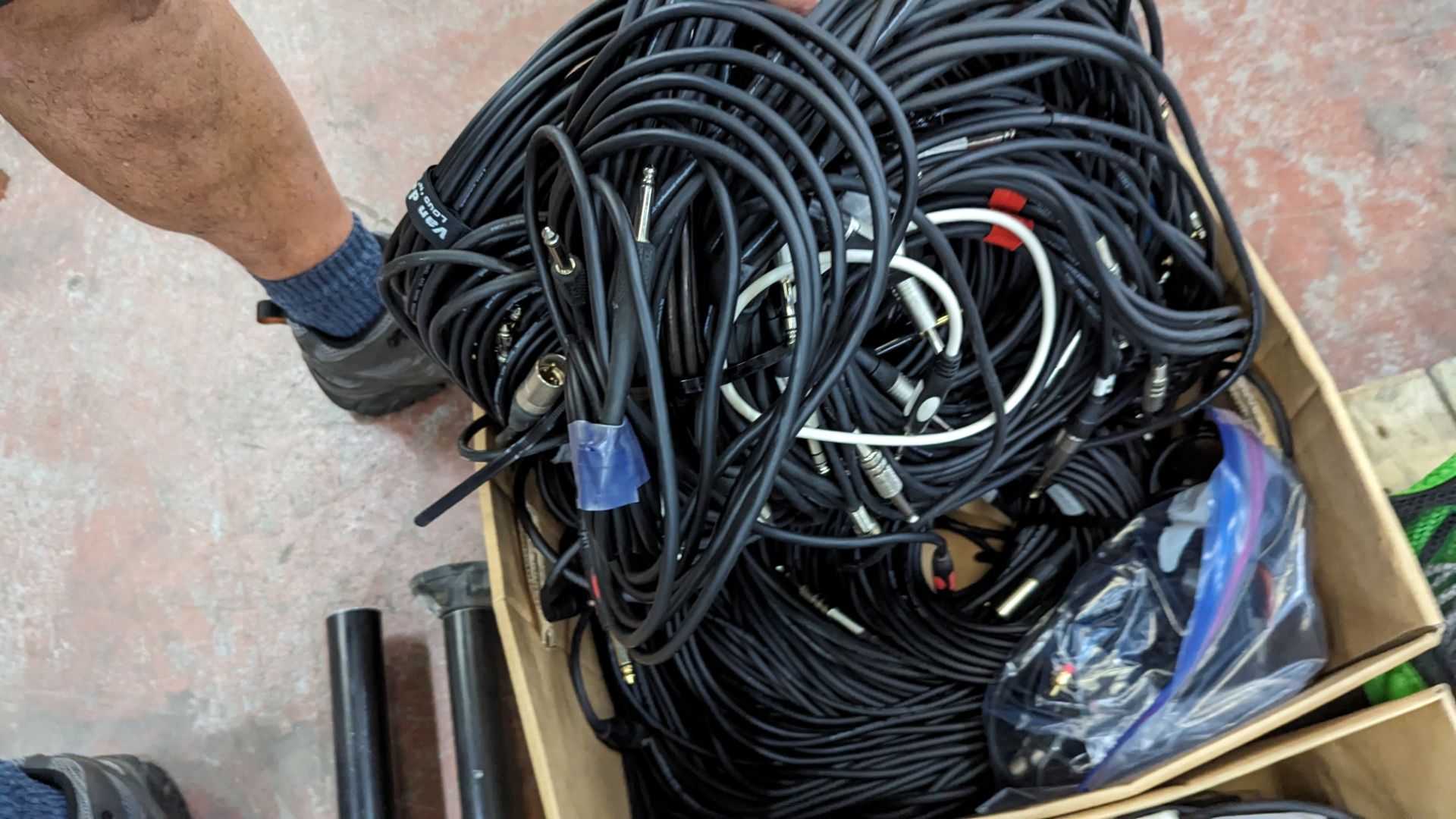 Box of XLR to 1/4" jack cables, most Starquad - Image 7 of 8