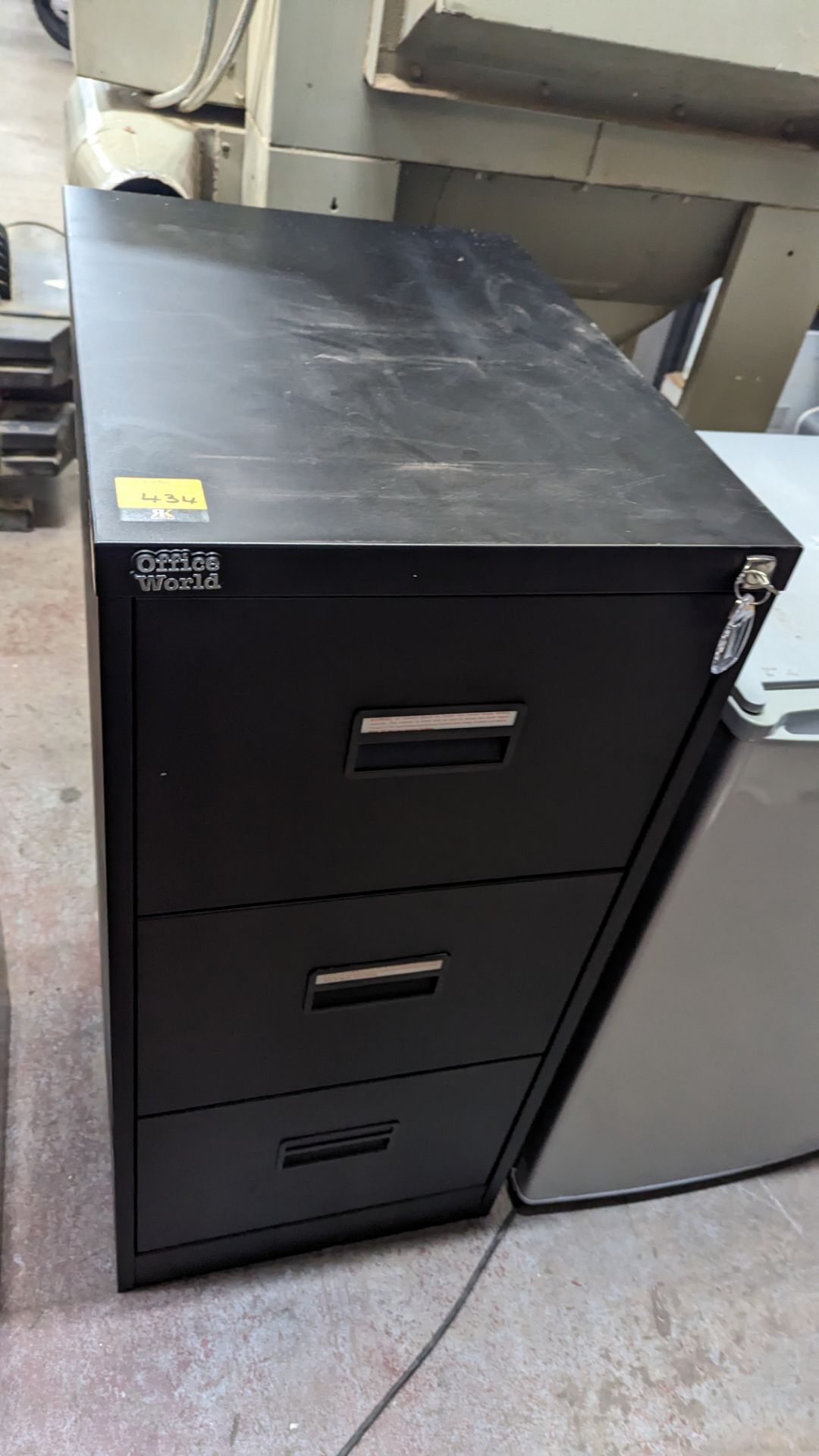 Black metal 3-drawer filing cabinet with key - Image 7 of 7