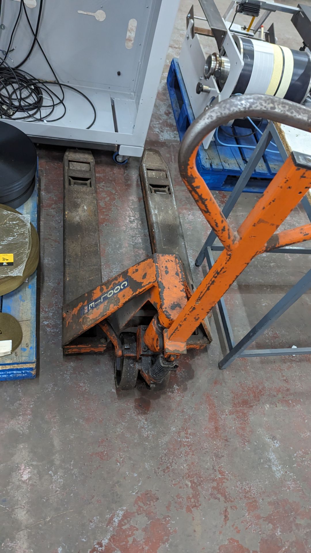 2 ton pallet truck - Image 4 of 6