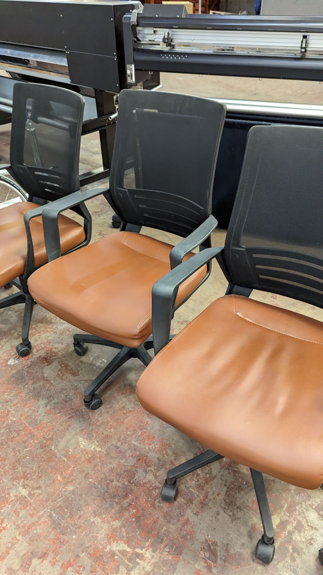 4 off matching modern mesh back chairs with brown leather/leather look seat bases, one of which has - Image 7 of 10