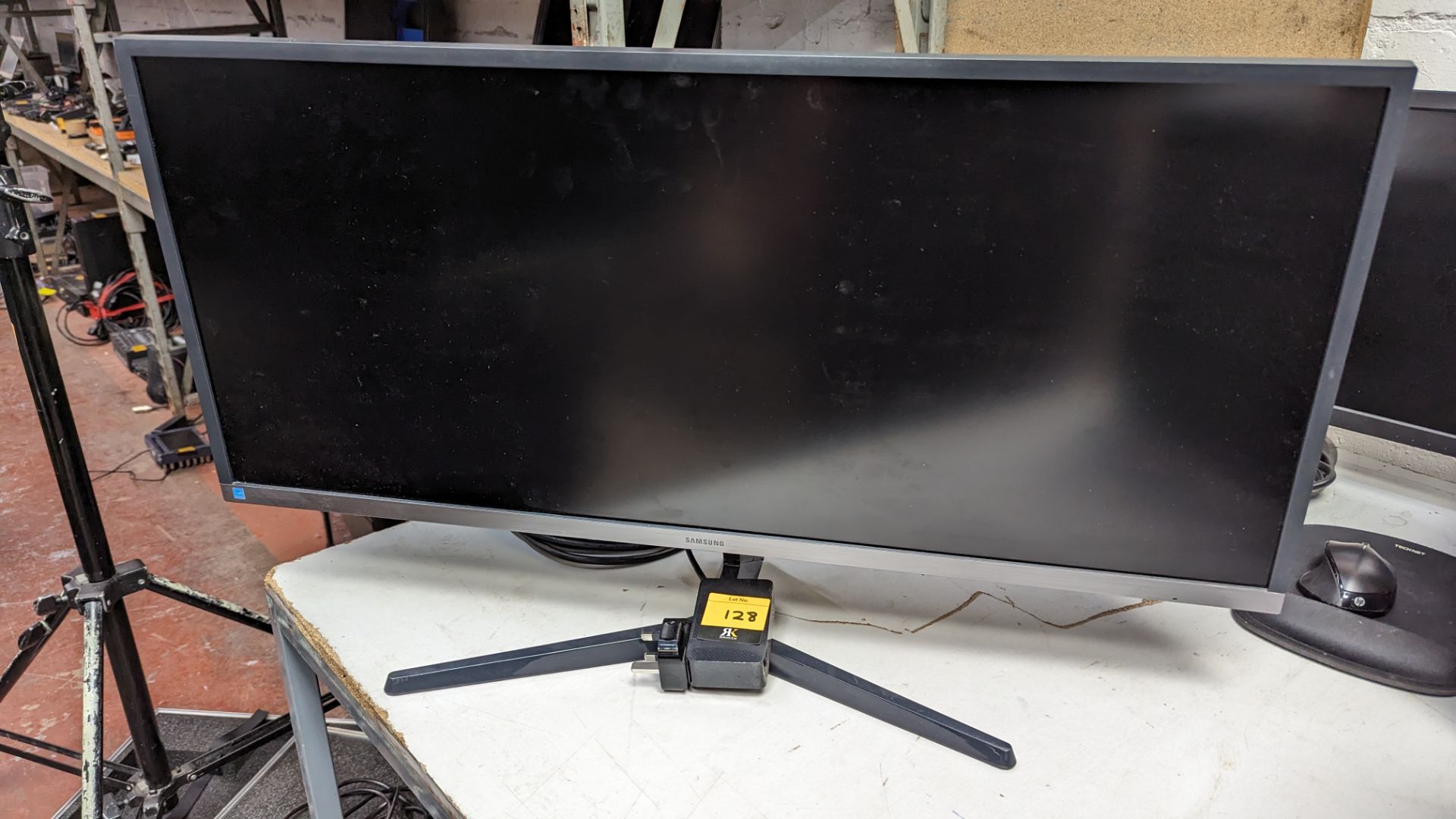 Samsung 34" ultra wide HDMI monitor model S34J550WQU - Image 4 of 10