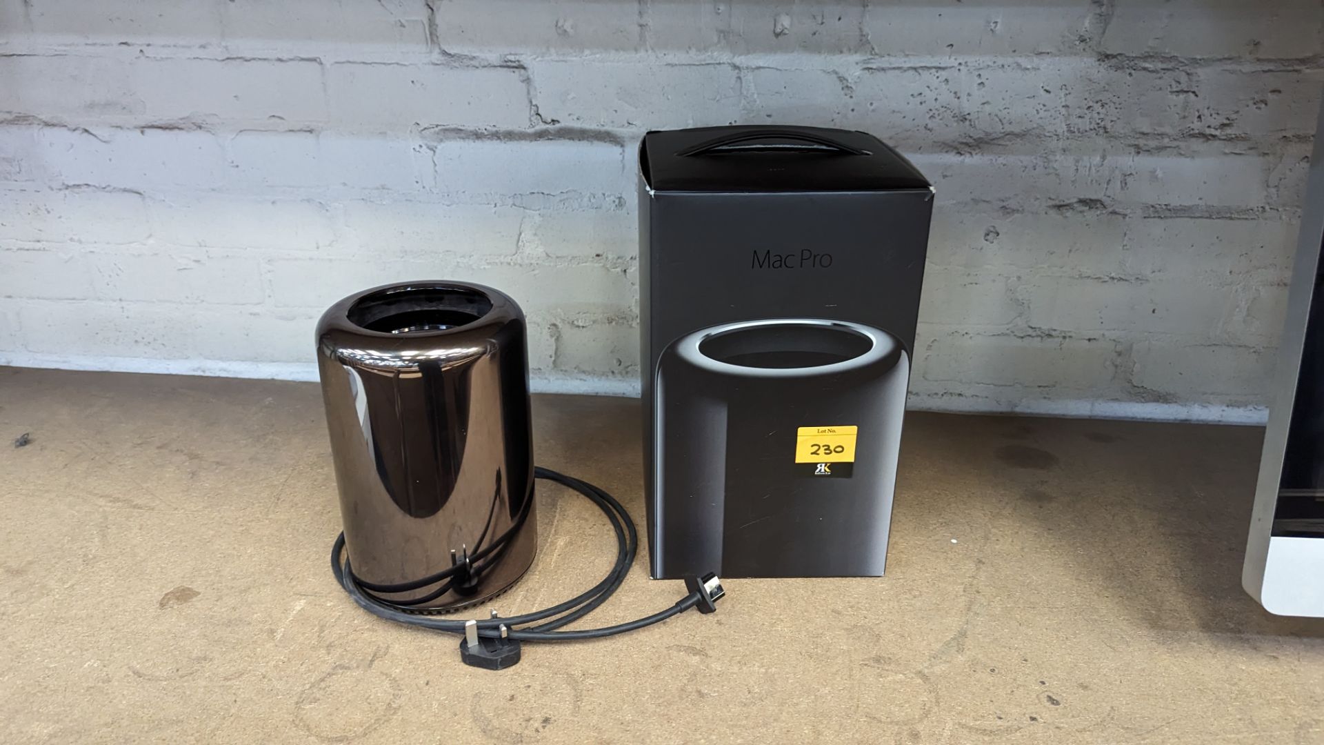 Apple Mac Pro model A1481, EMC no. 2630, with 3.5GHz 6 Core Intel Xeon E5 processor (12Mb L3 cache),