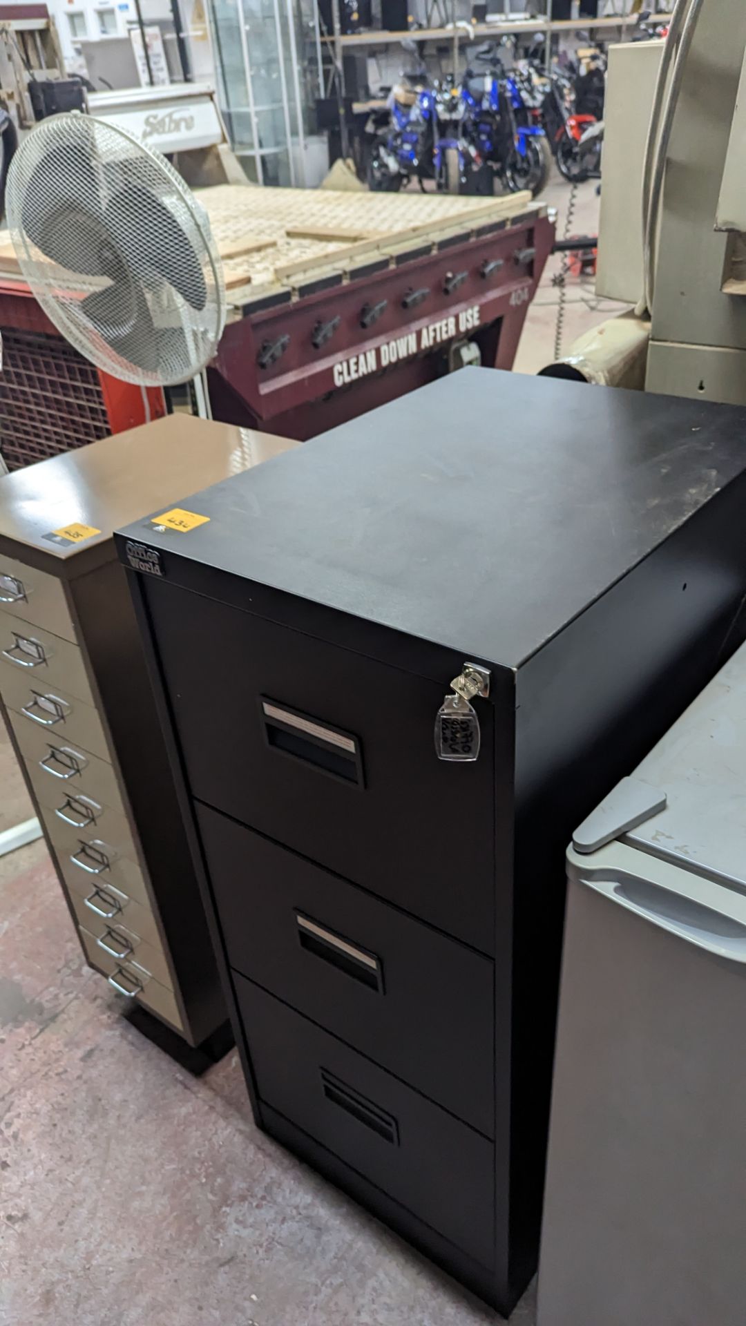 Black metal 3-drawer filing cabinet with key - Image 6 of 7