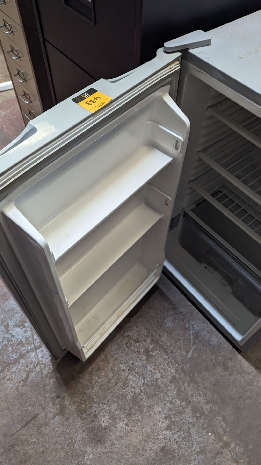 Baumatic pale grey counter height fridge - Image 6 of 8